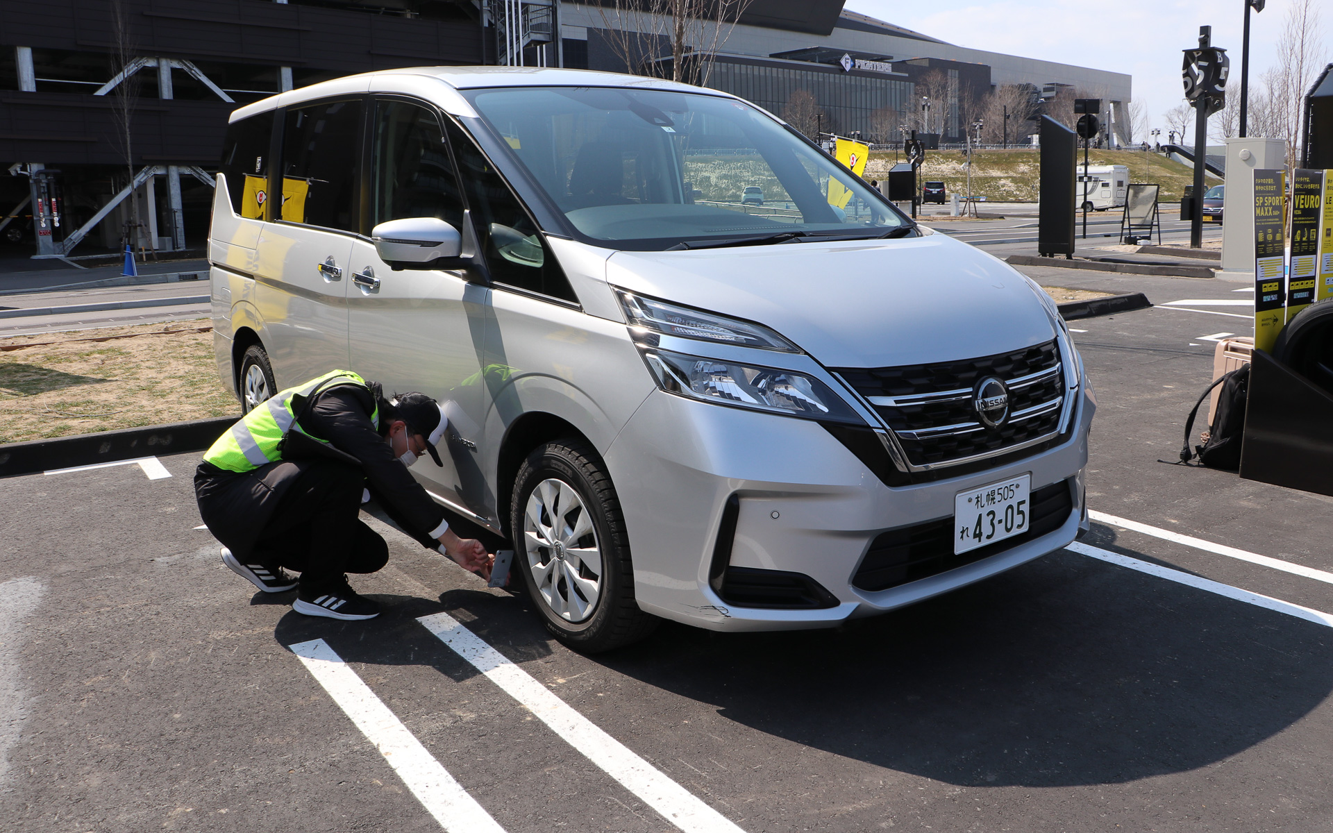 ダンロップが新球場エスコンフィールド北海道で無料実施している「AIタイヤ点検」に立ち会ってみた タイヤの溝などを3段階で判定 - Car Watch