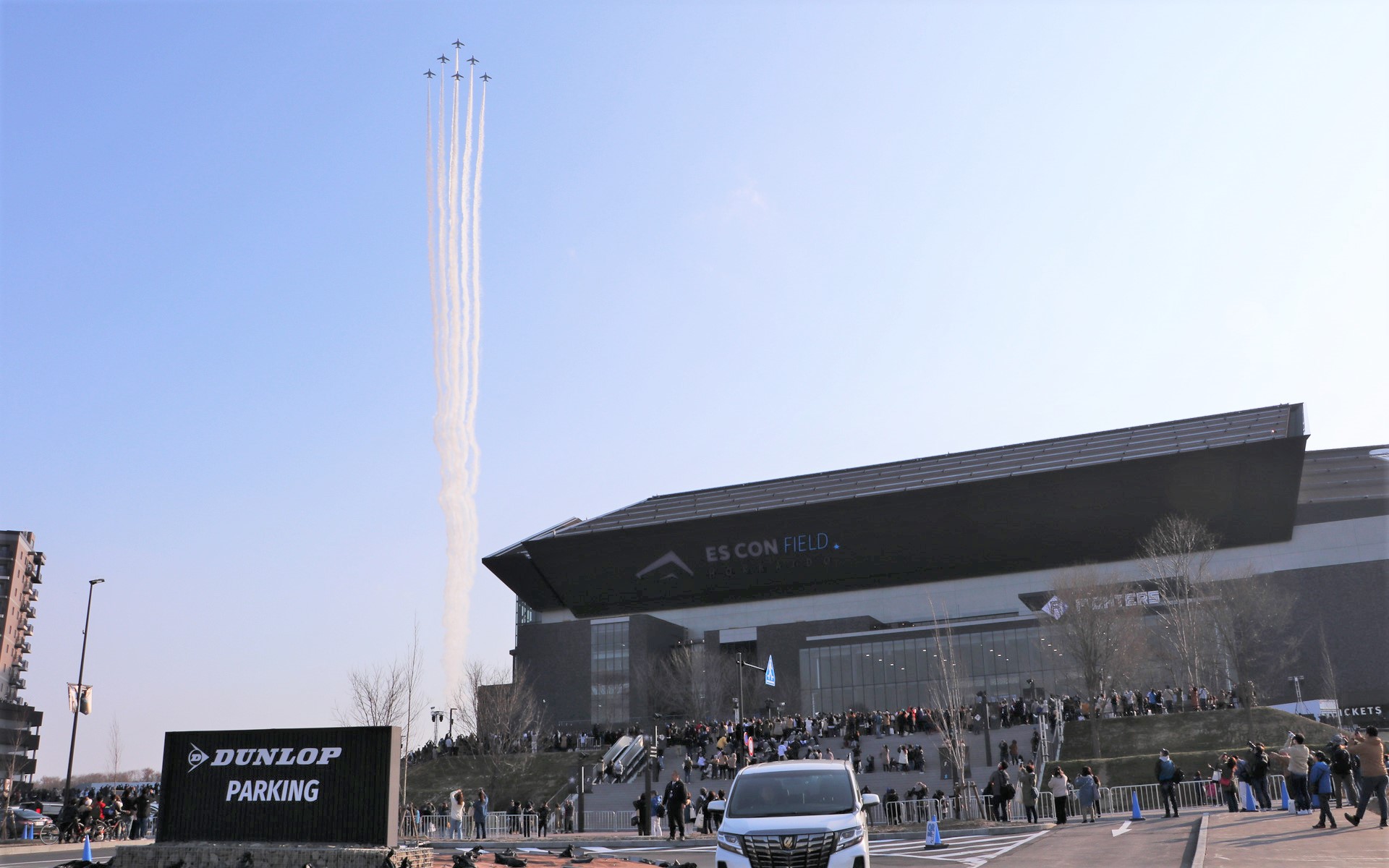 ブルーインパルス、北海道日本ハムファイターズの新球場「エスコン