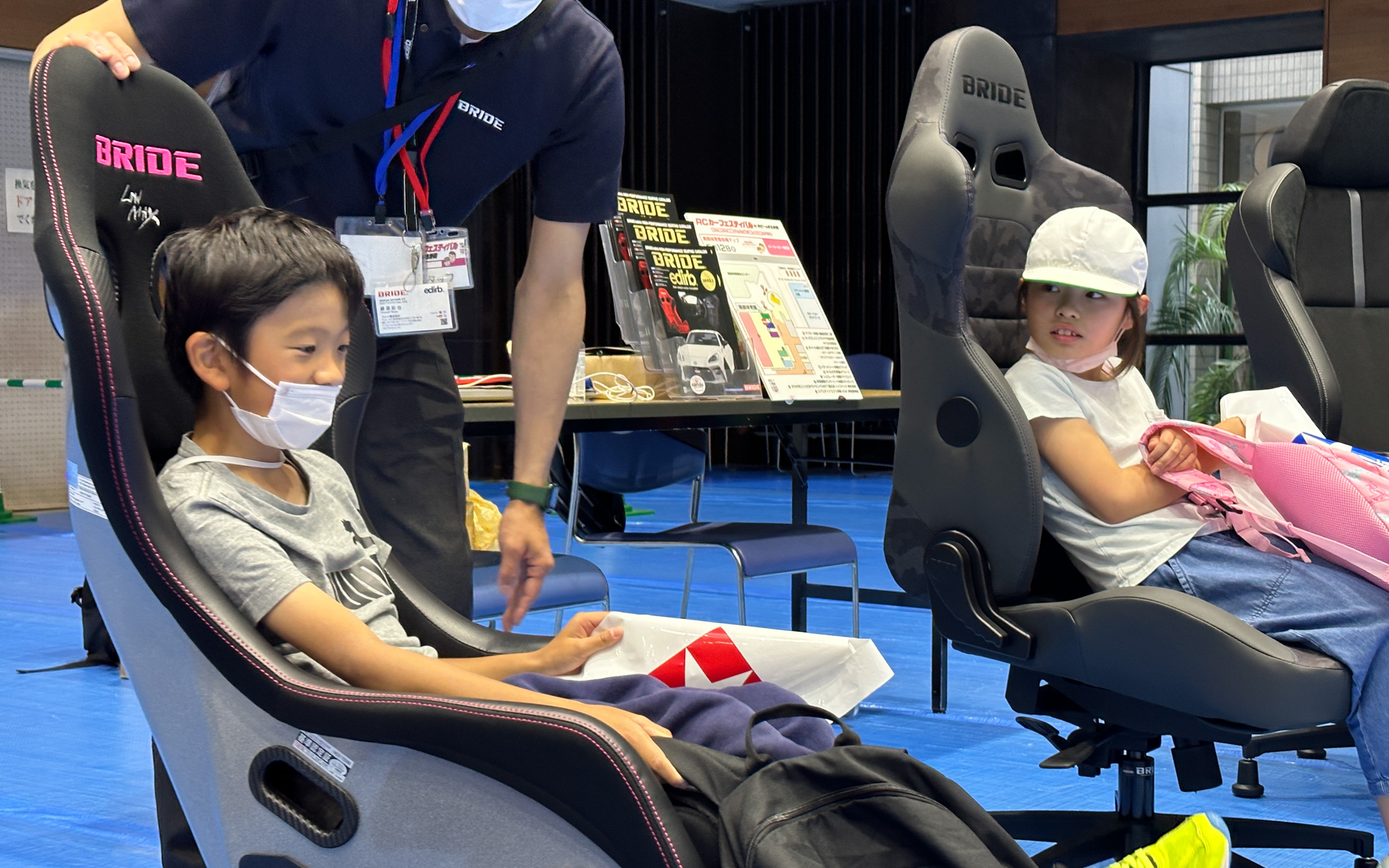 ブリッドのスポーツシートを小学生が体験 「RCカーフェスティバルin