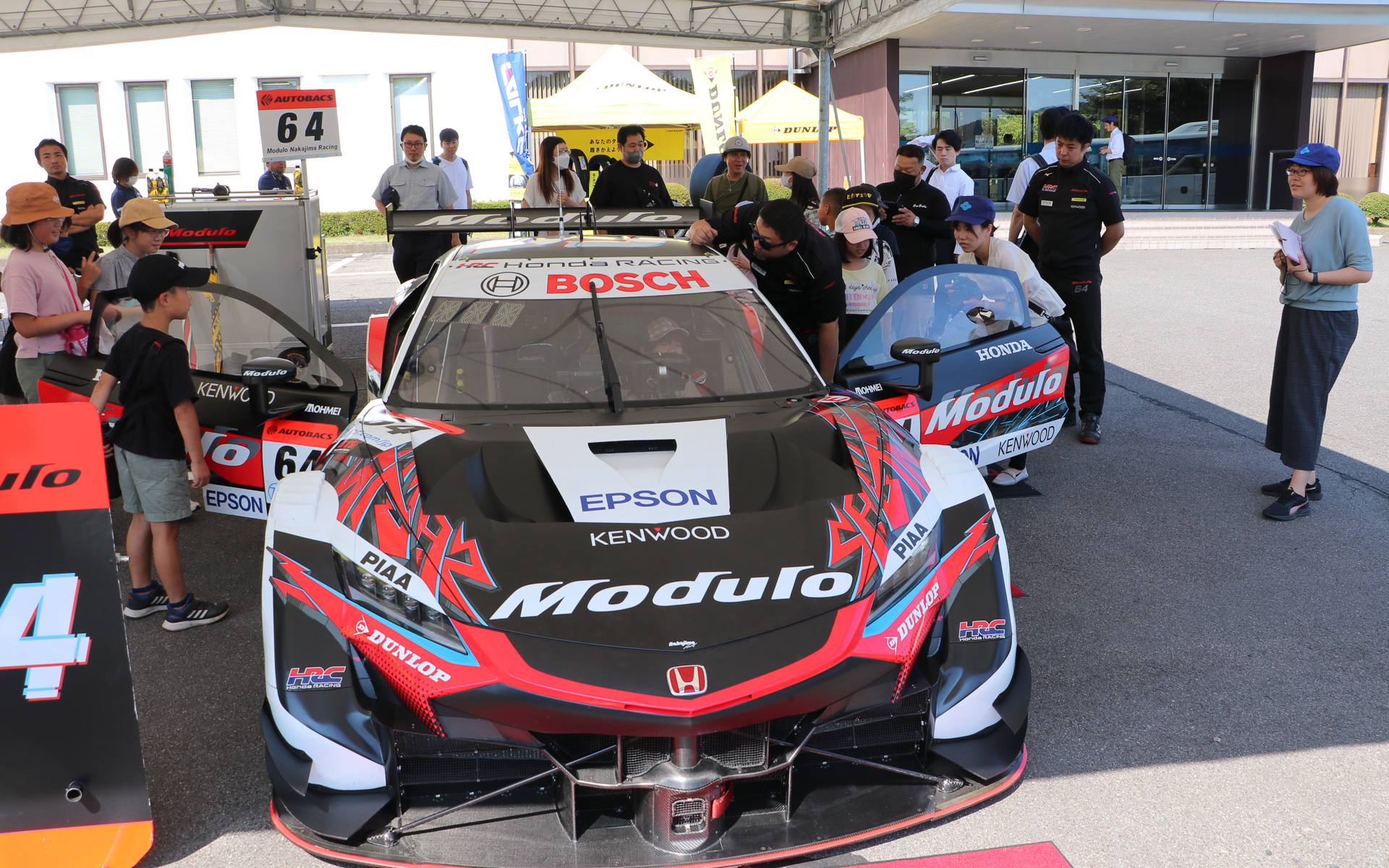 ナカジマレーシングが住友ゴム白河工場を訪問 SUPER GTマシンで地域の