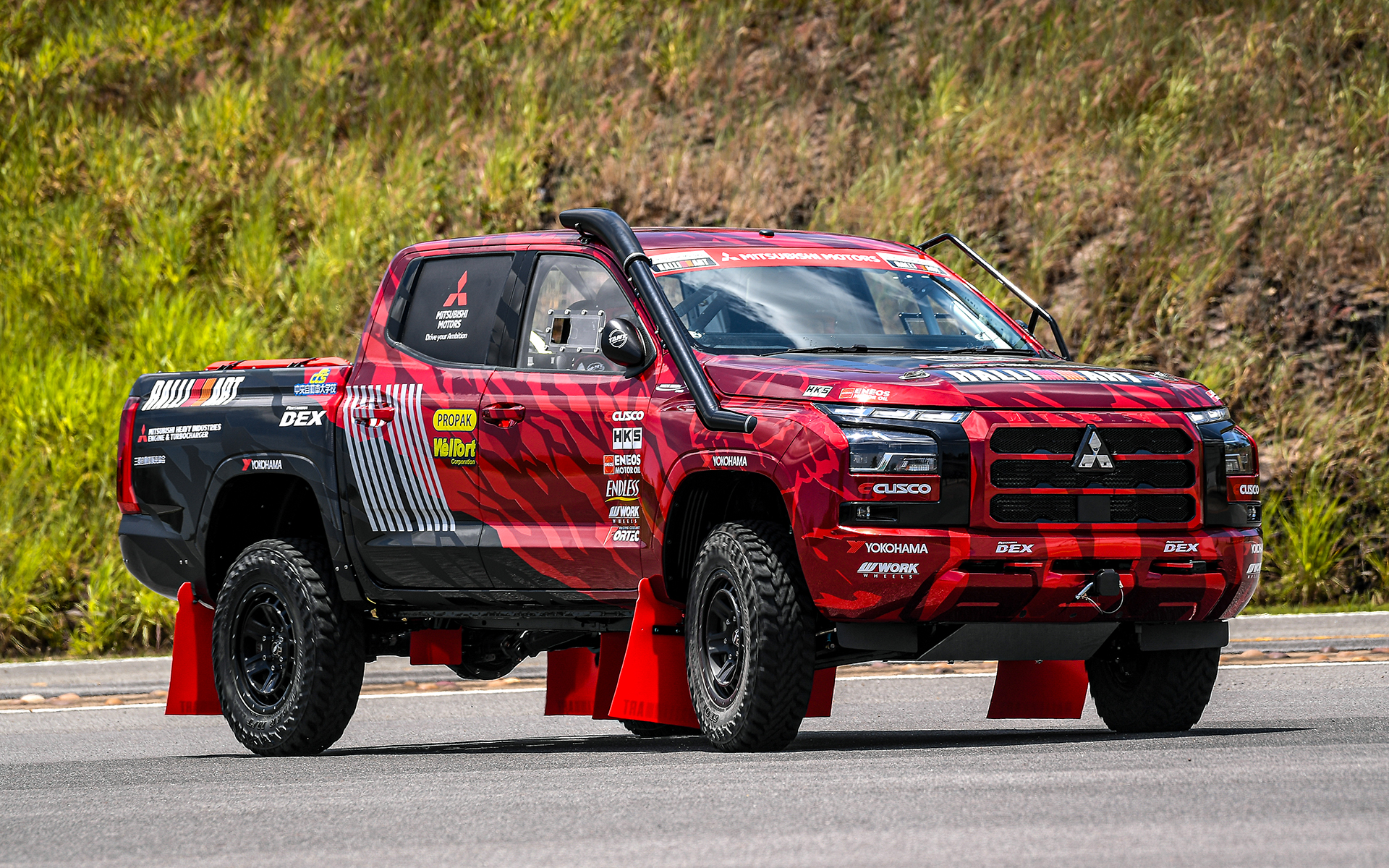 ロアー 美品! トライアングルクロスガン スワロフスキー ロンT サイズ ロアー 美品! トライアングルクロスガン スワロフスキー ロンT サイズ