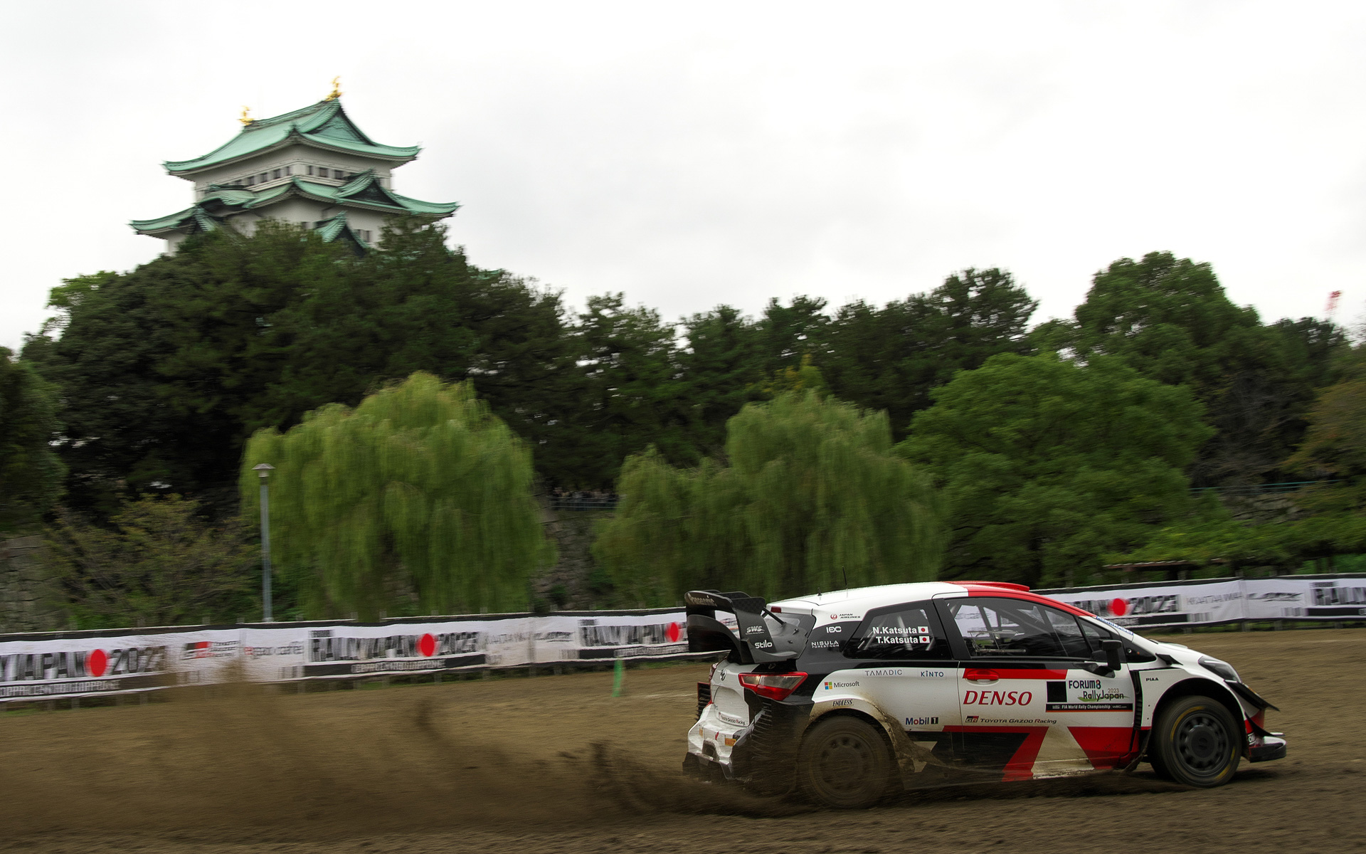 WRCドライバー 勝田貴元選手、ラリージャパン2023へ向け名古屋城を背景
