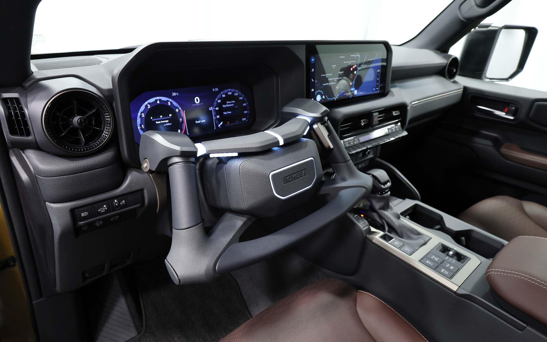 トヨタ、アクセルやブレーキ操作を異形ステアリングに集約した「NEO Steer(ネオステア)」をジャパンモビリティショーに出展 Car Watch