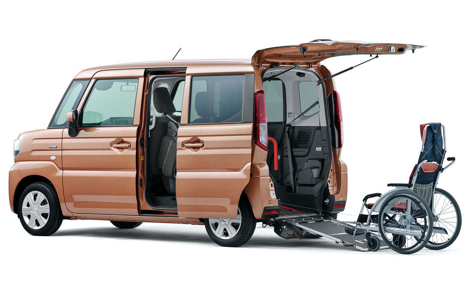 スズキ、新型「スペーシア」ベースの福祉車両「車いす移動車」 4WD車を 