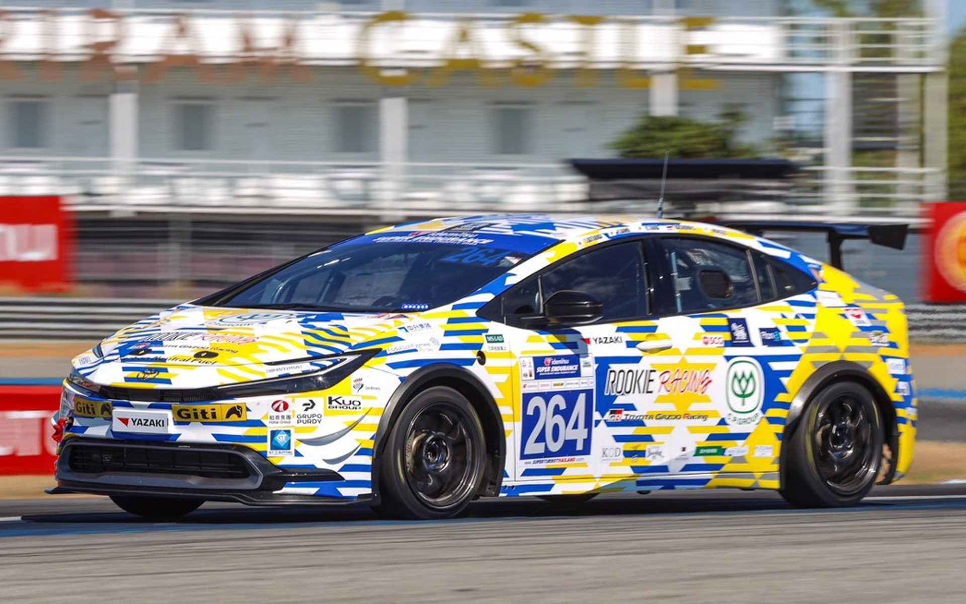 タイ10時間耐久レース参戦の新型プリウス レーシングハイブリッド展示