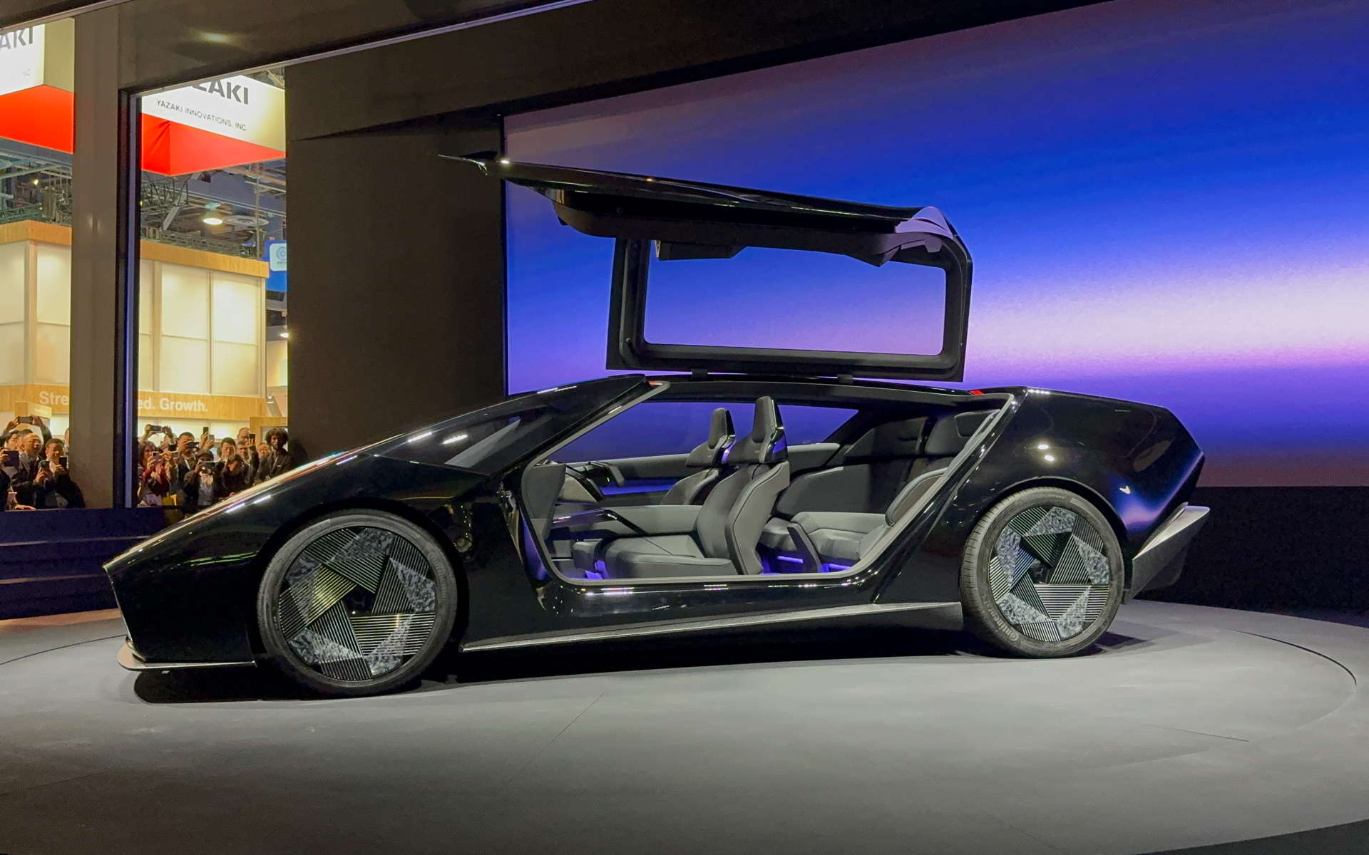 ホンダ、三部敏宏社長と青山真二副社長が「CES2024」で新型EV「ゼロ