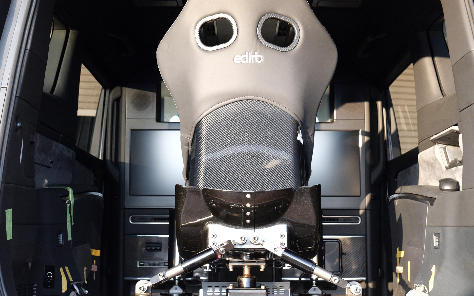 HKS、ドライビングシミュレータ搭載のレクサス「LM」やCN燃料対応の