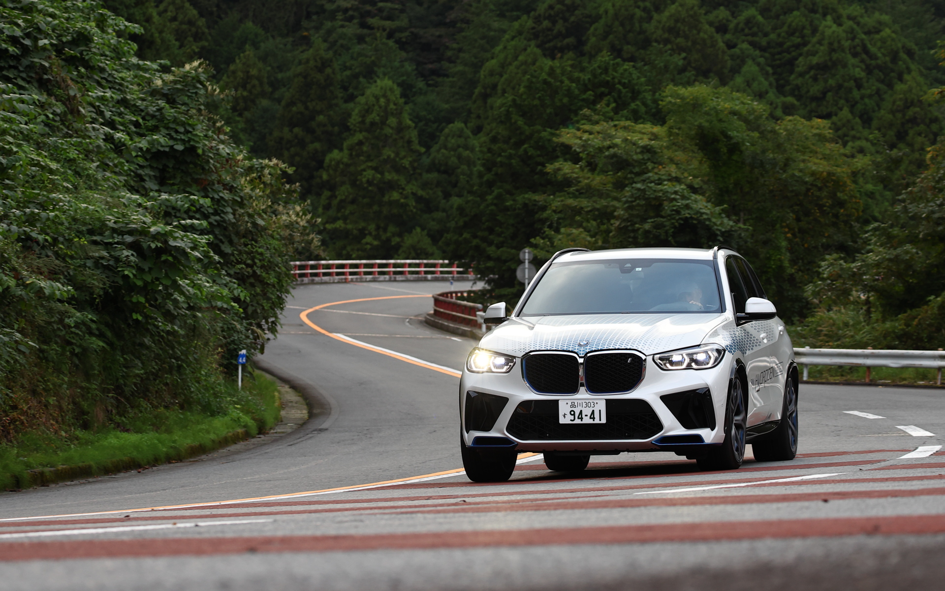 BMWの実証実験車両「iX5 ハイドロジェン」試乗 FCEVもBMWらしい躍動感