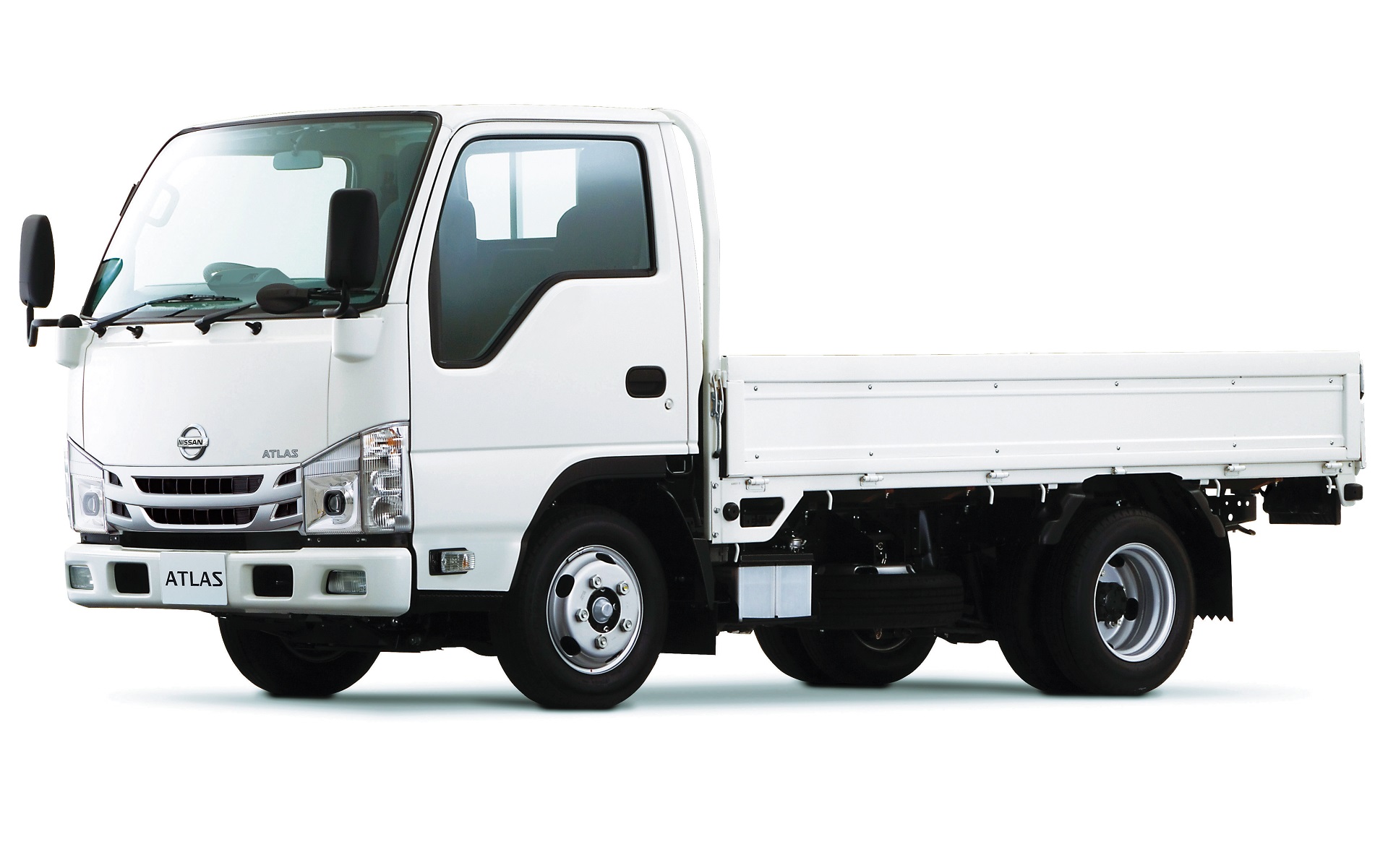 日産、商用トラック「アトラス（F25型）4WD」を一部仕様変更 法規適合