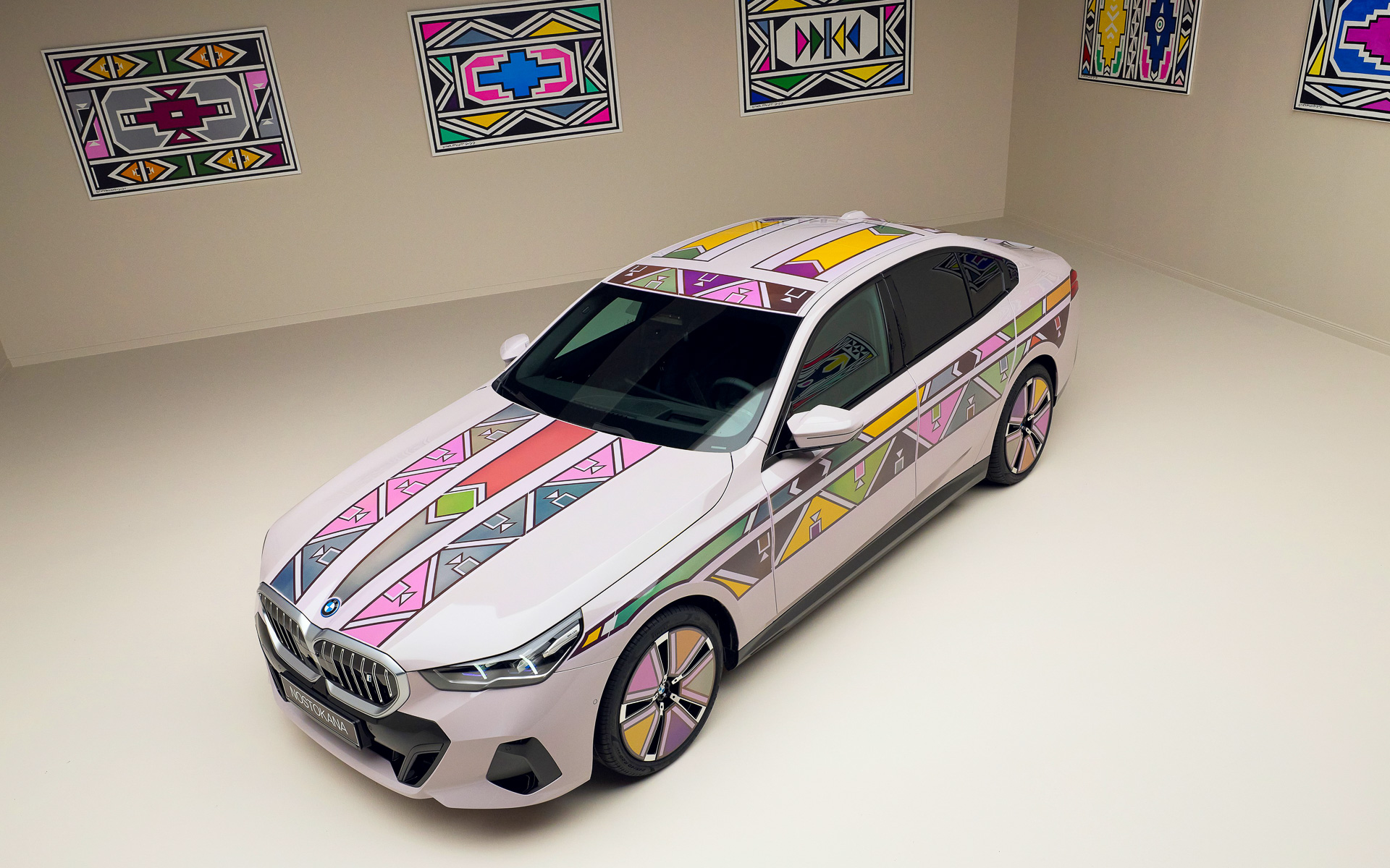 BMW、最新カラーチェンジ技術とアートをボディに融合させた「i5 Flow