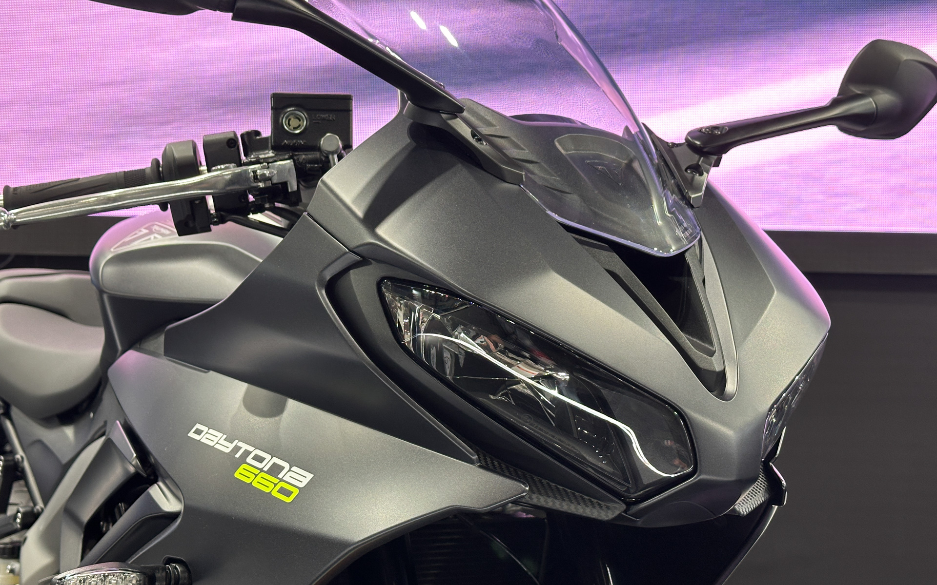 トライアンフ、新型「デイトナ660」を大阪モーターサイクルショーで