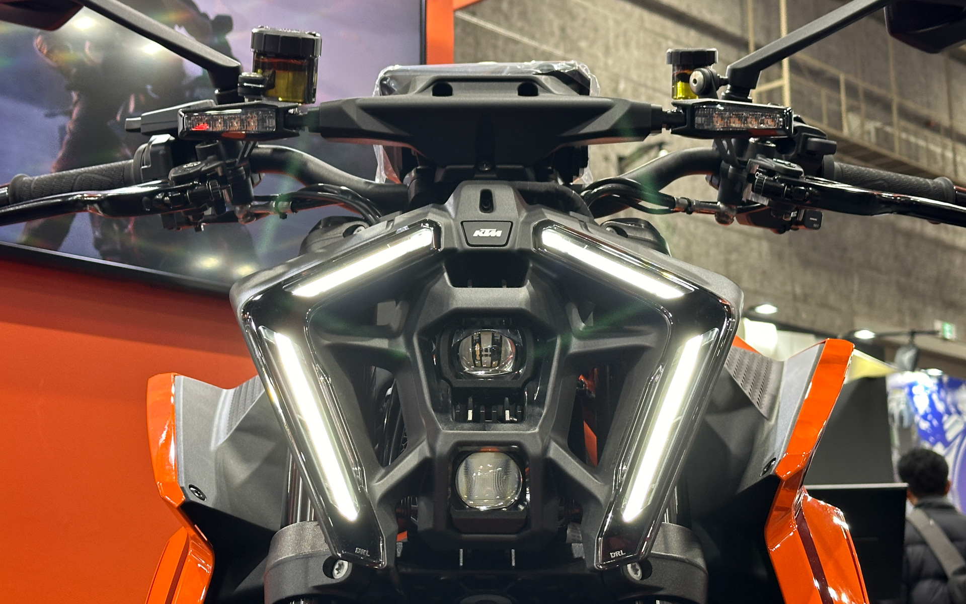 新LEDヘッドライトの新型「1390 SUPER DUKE R EVO」「990 DUKE」を展示するKTMブース - Car Watch