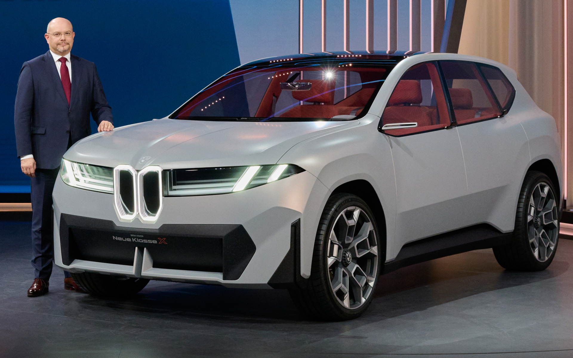 BMW、新型SAV「ビジョン・ノイエ・クラッセ X」公開 2025年生産開始へ