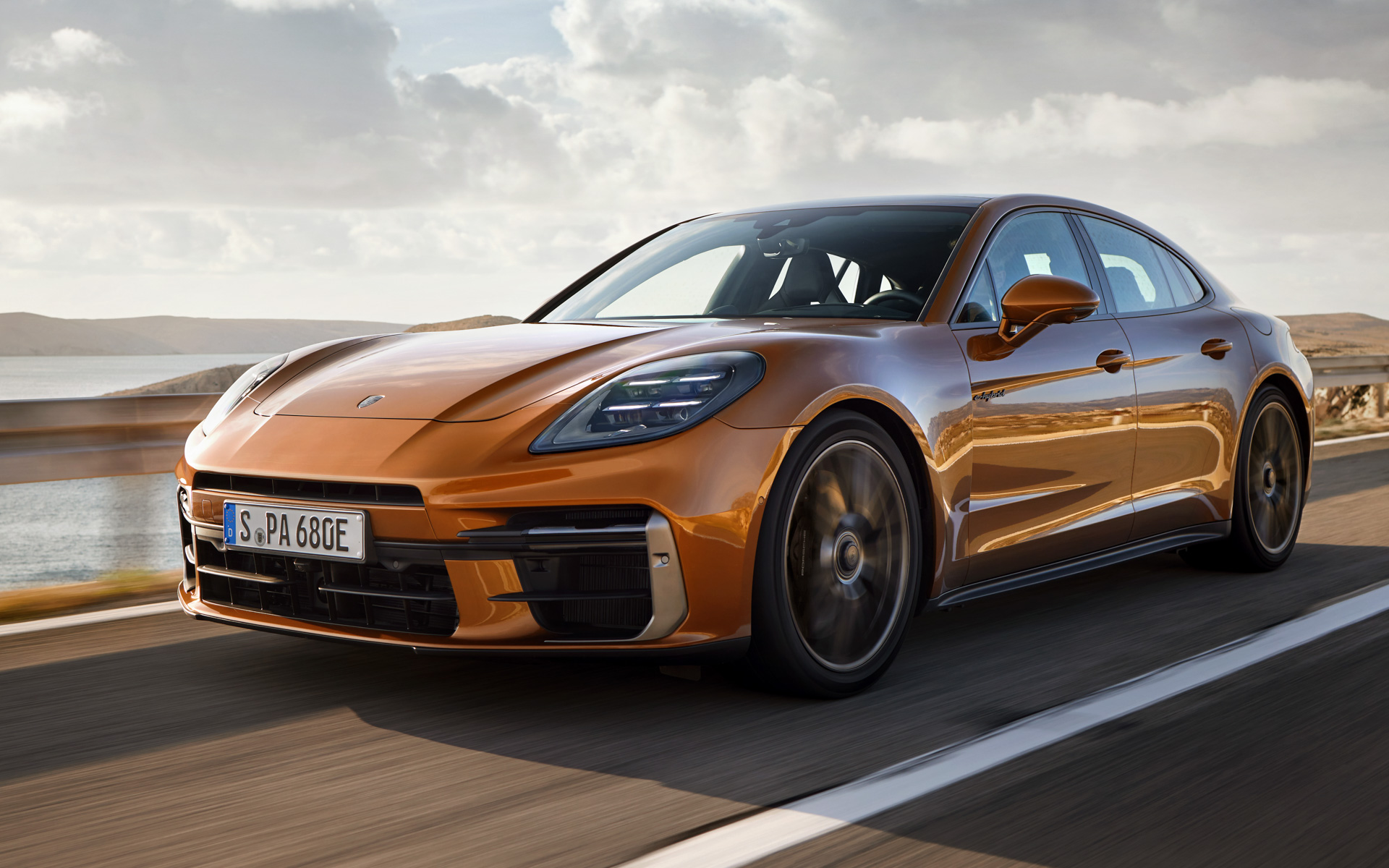 ポルシェ、V型8気筒ターボの新型「パナメーラターボ E-ハイブリッド