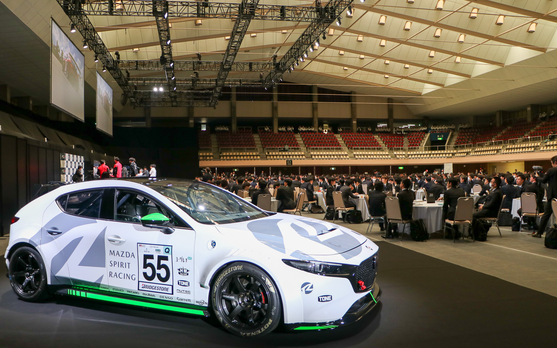 マツダ、2024年度入社式で104年の歴史上初のe-Sportsイベント 「感動や