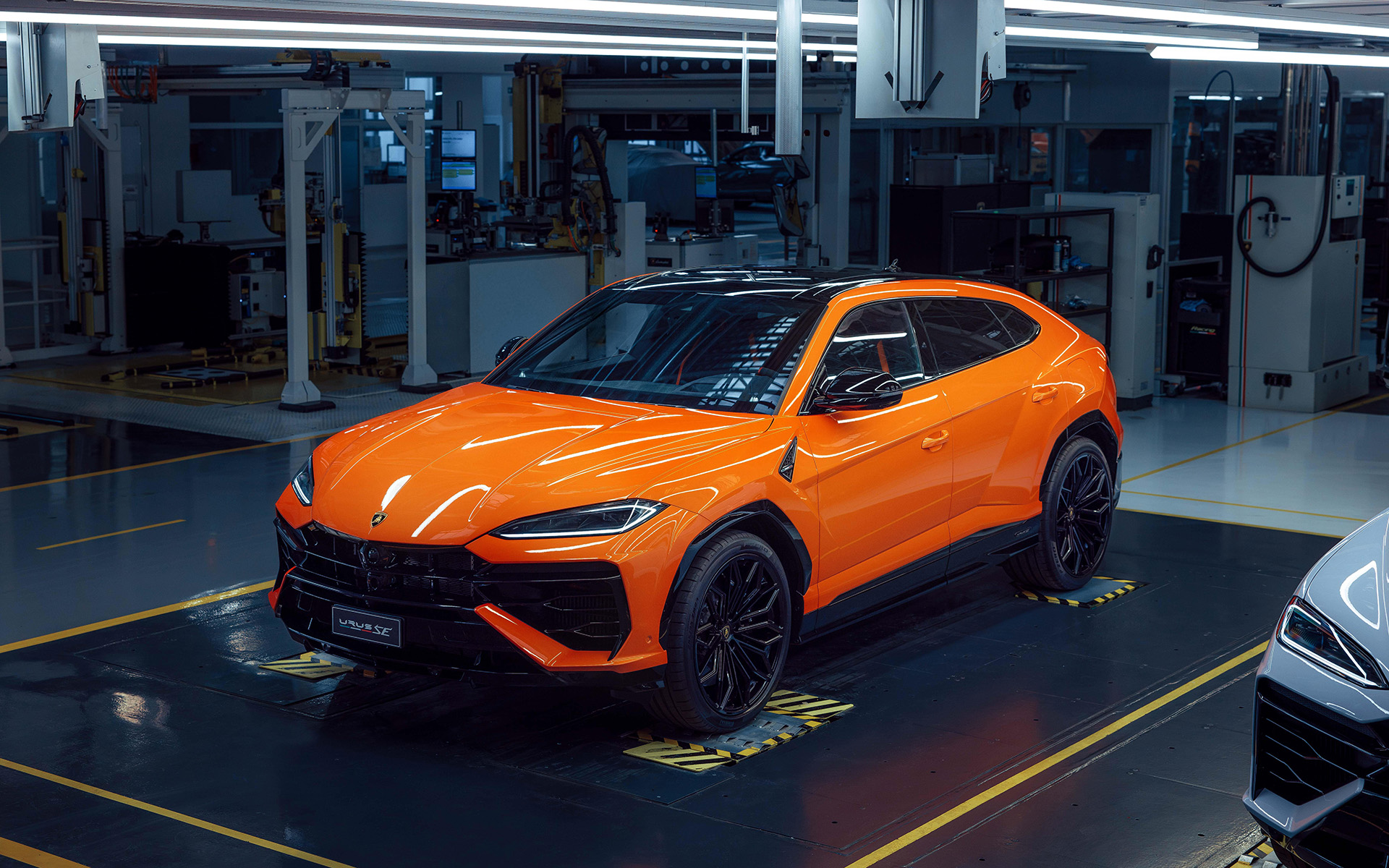 ランボルギーニ、初のプラグインハイブリッドSUV「ウルス SE」公開