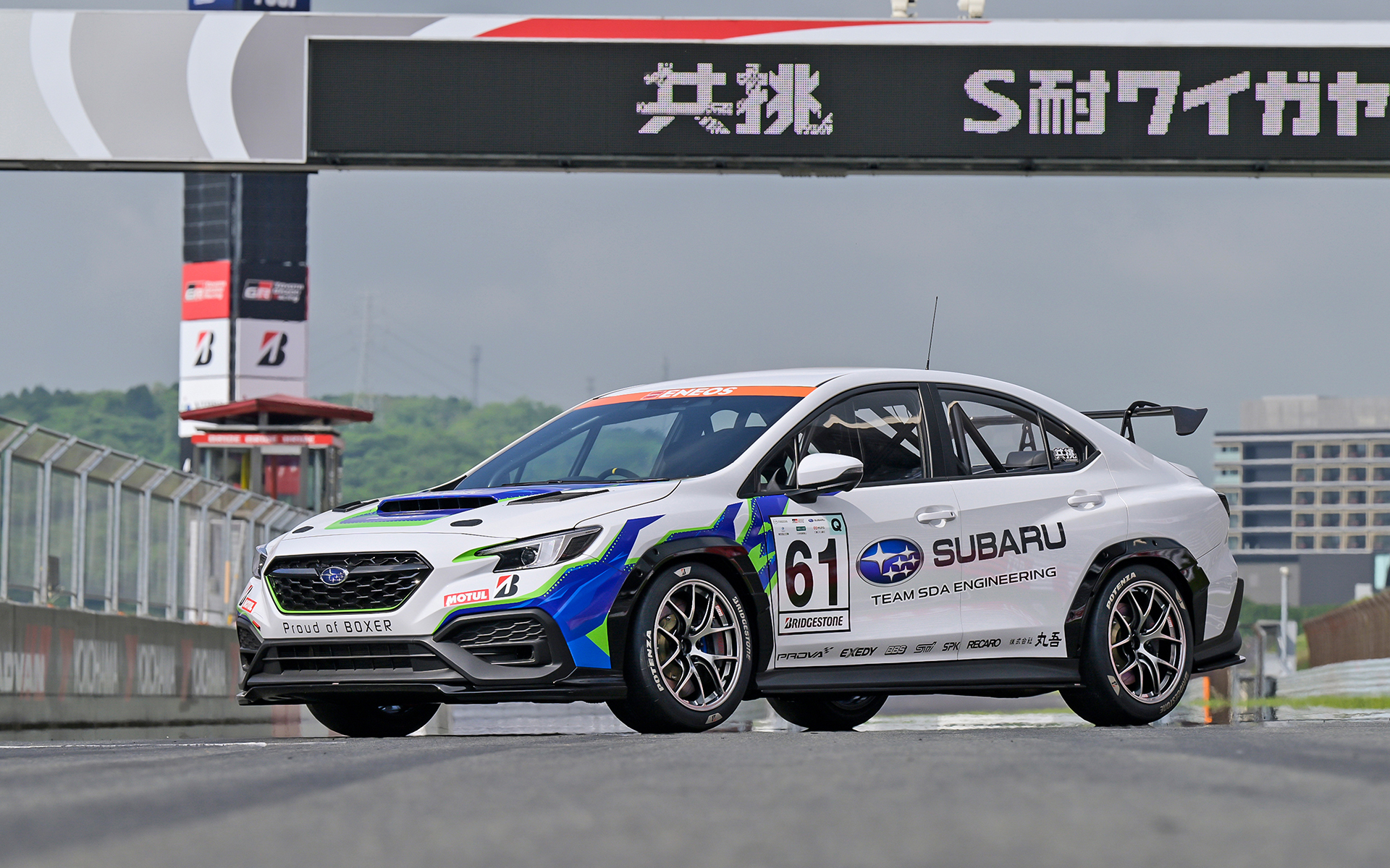 スバル、スーパー耐久に参戦する新型車両公開 4ドアセダンに水平対向