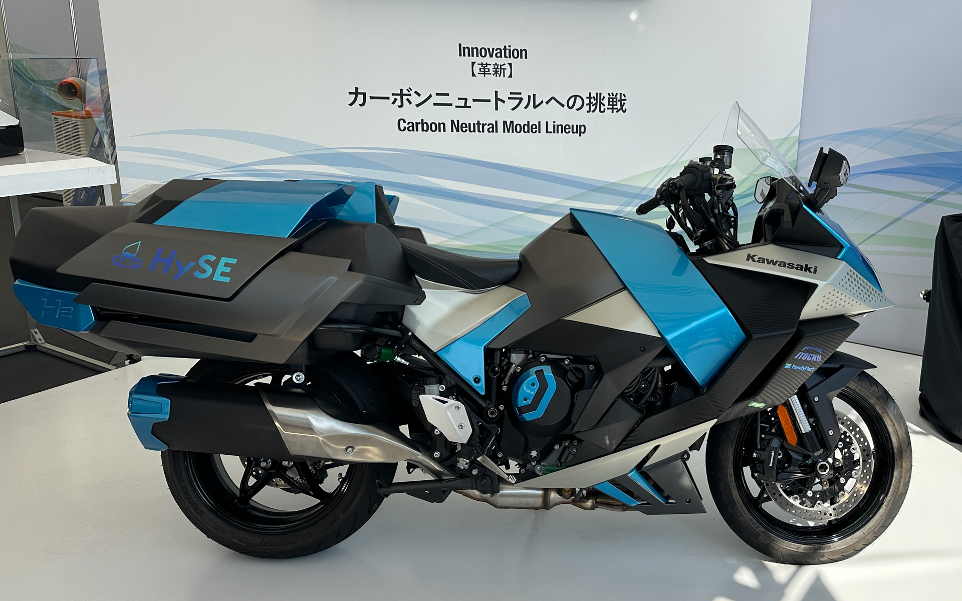 鈴鹿8耐、カワサキブースで水素エンジンバイクとエンジンを展示 - Car