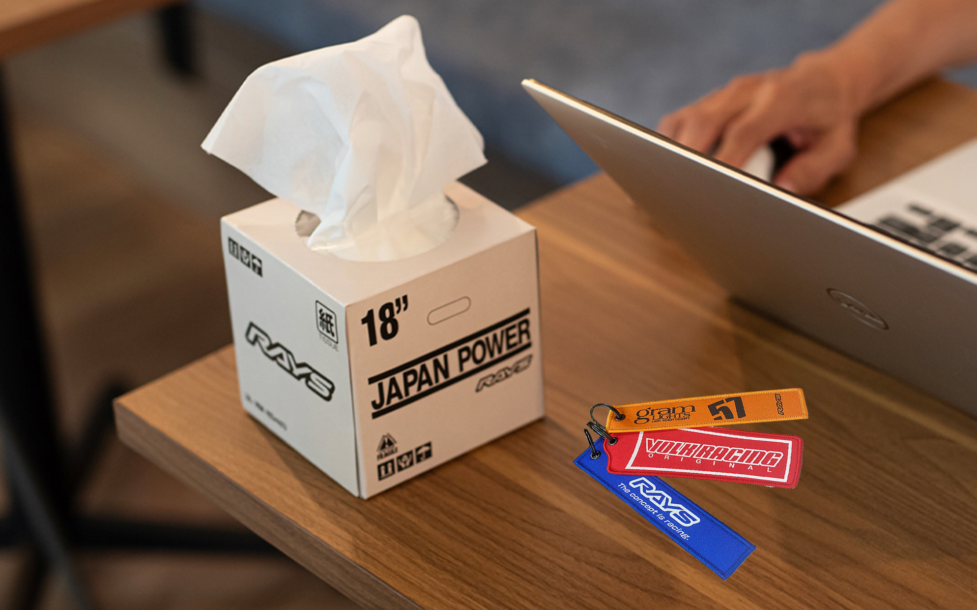 レイズ、ホイール梱包箱風「BOXティッシュ」とブランドロゴをあしらっ
