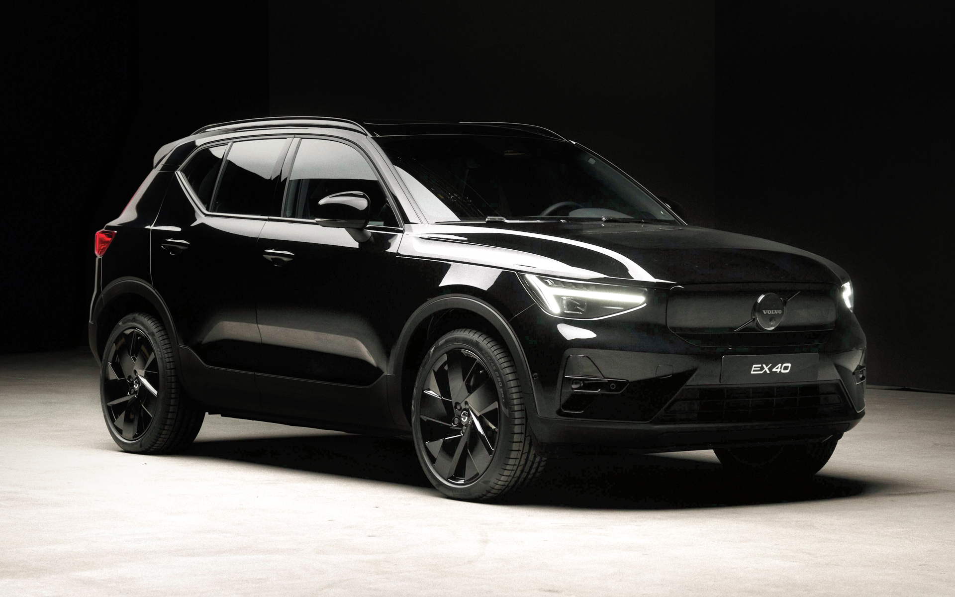 ボルボ、「XC40リチャージ」を「EX40」へ名称変更 ブラックをテーマと