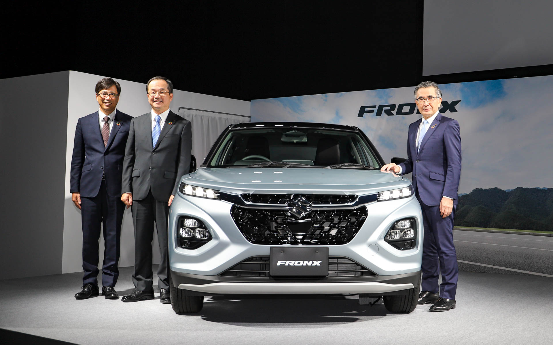 スズキ、新型「フロンクス」発表会 「実車を見て、触れて、実際に乗っ