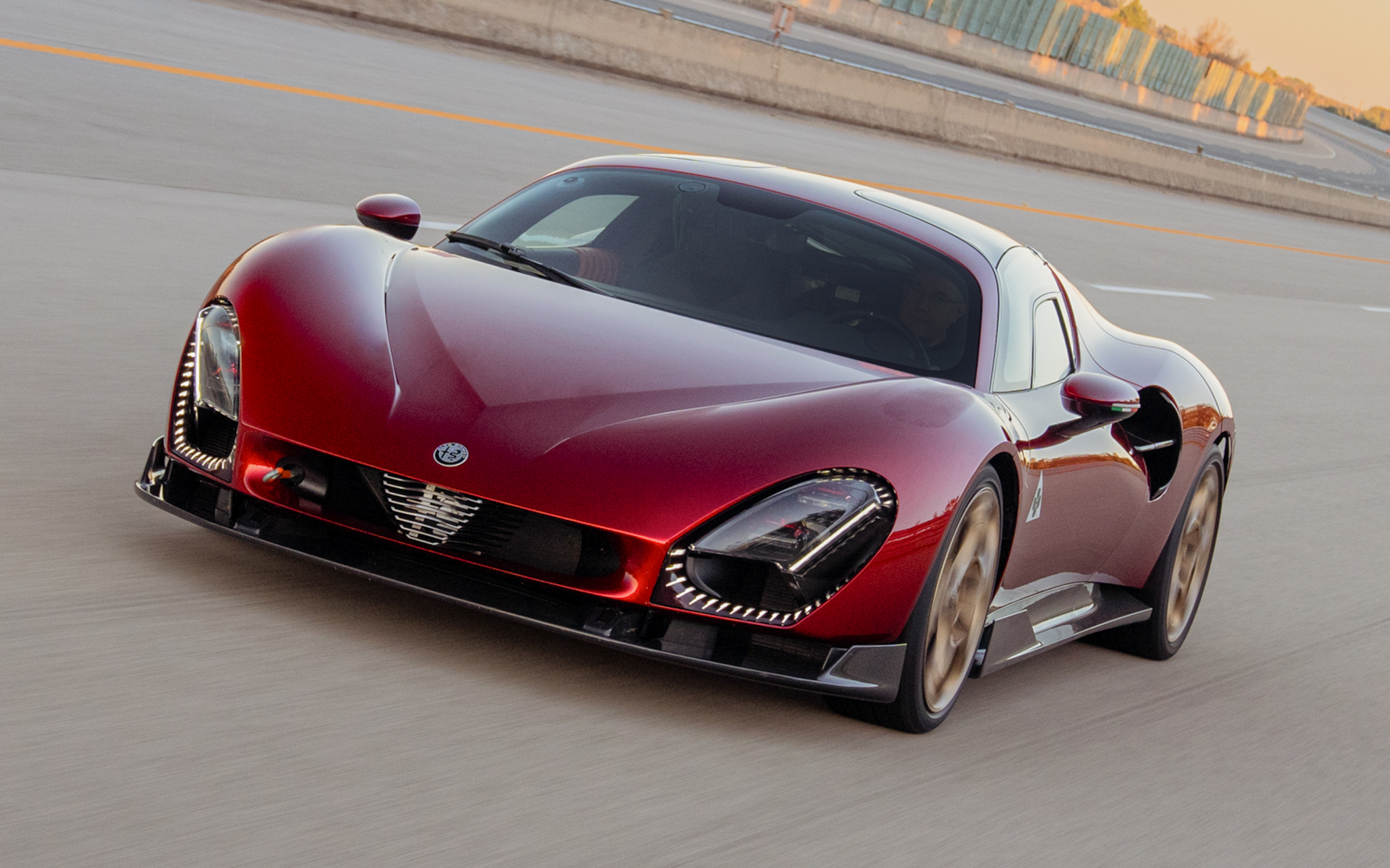 アルファ ロメオ、限定33台の「33 ストラダーレ」テスト走行で最高速