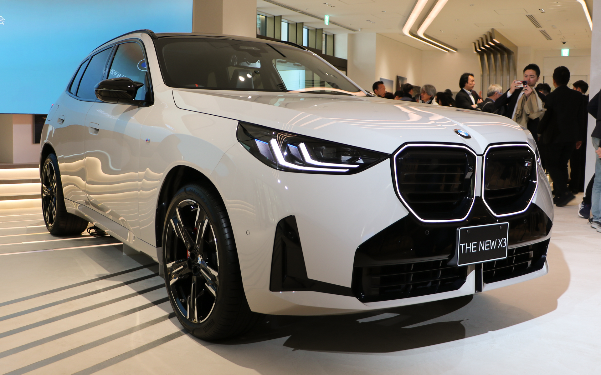BMW、新型「X3（4代目）」発表会 キドニーグリルやアンビエントライト 