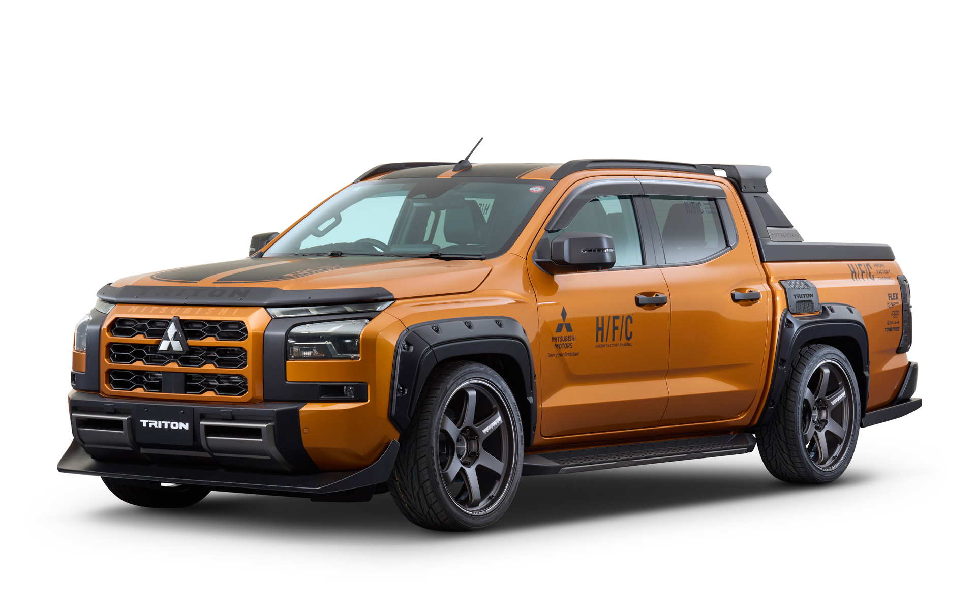 三菱自動車、ヒロミさんのカスタムカー「トライトン ヒロミ号」を東京