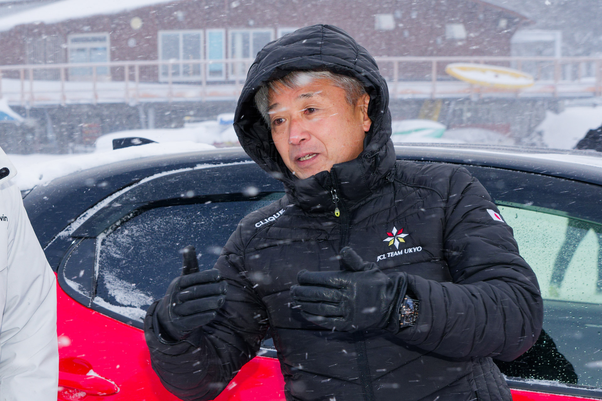 氷上ドライビングレッスンに片山右京氏登場 走りが変わるカヤバの