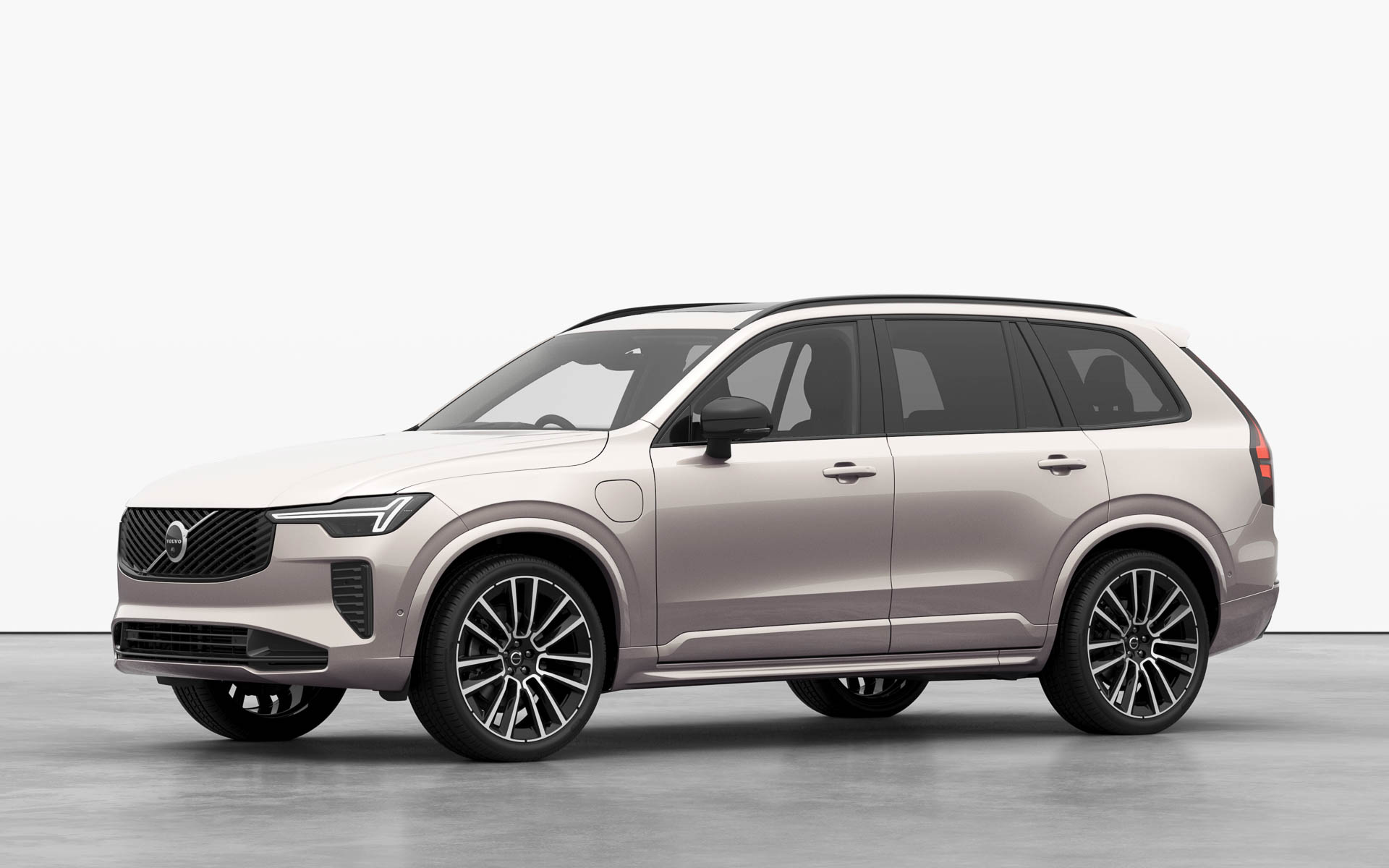 ボルボ、新型フラグシップSUV「XC90」 内外装を刷新するともにB5 AWDに