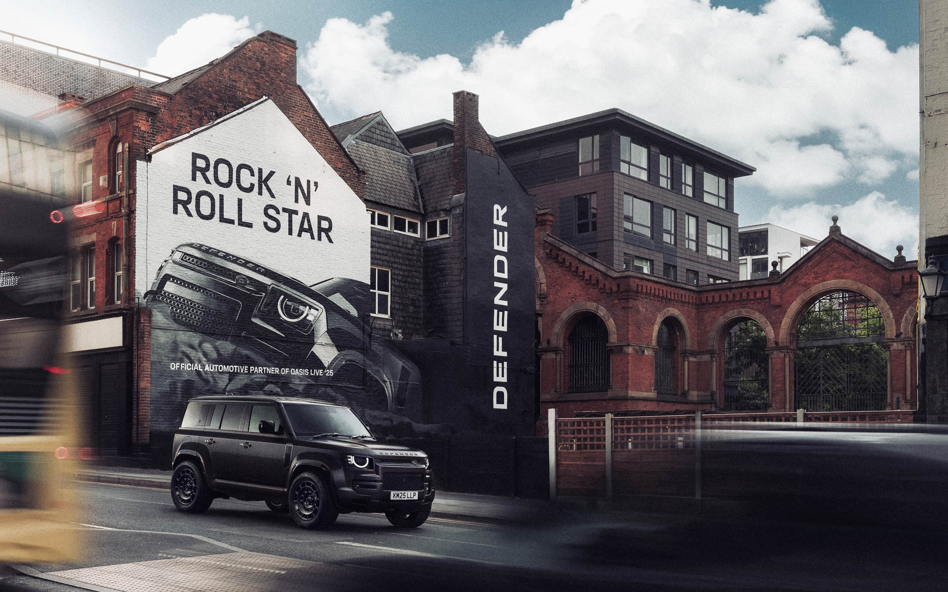 ランドローバー「ディフェンダー」がOasisの再結成ワールドツアー