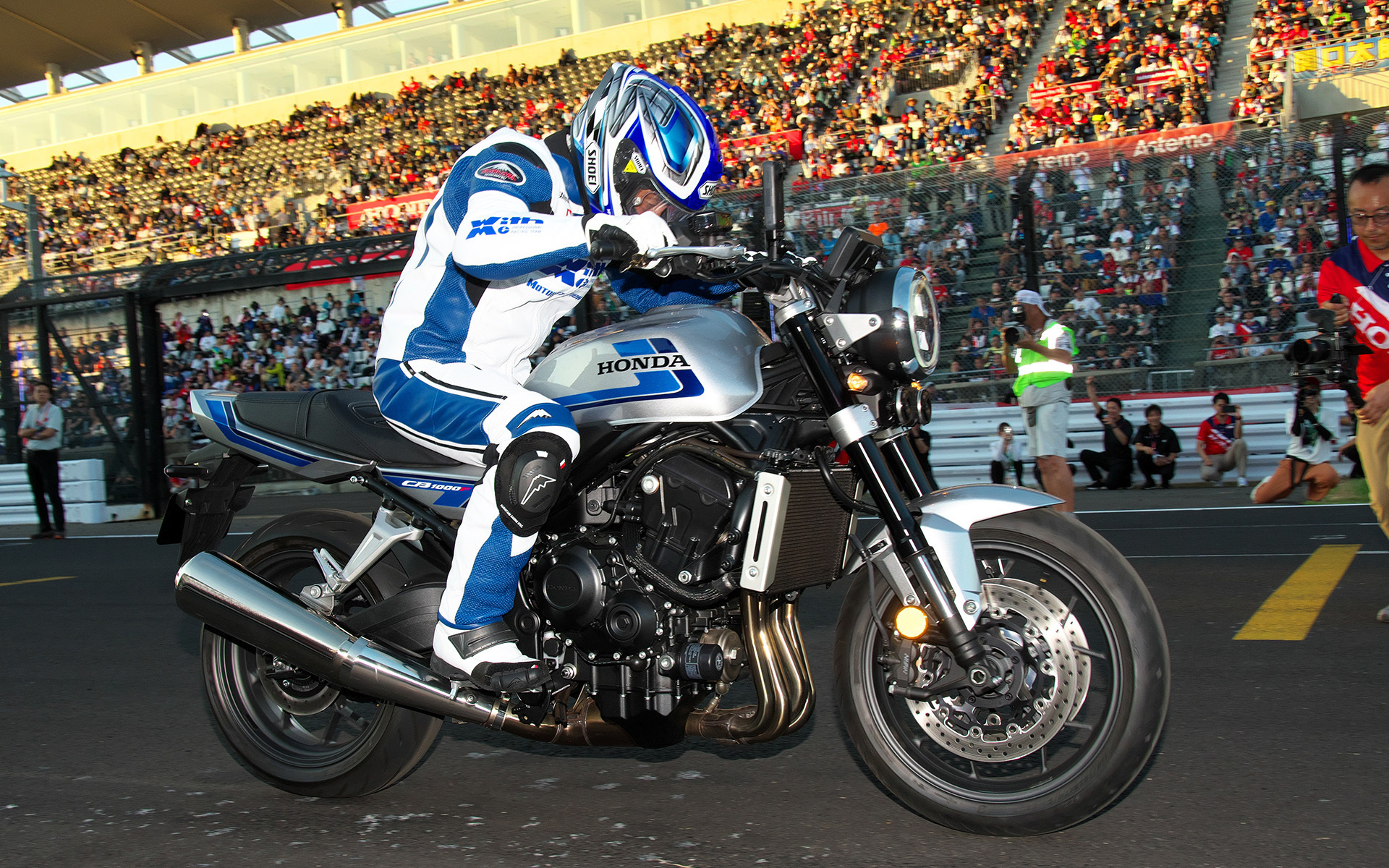 ホンダ、次世代CB「CB1000Fコンセプト」を鈴鹿8耐前夜祭で走行披露