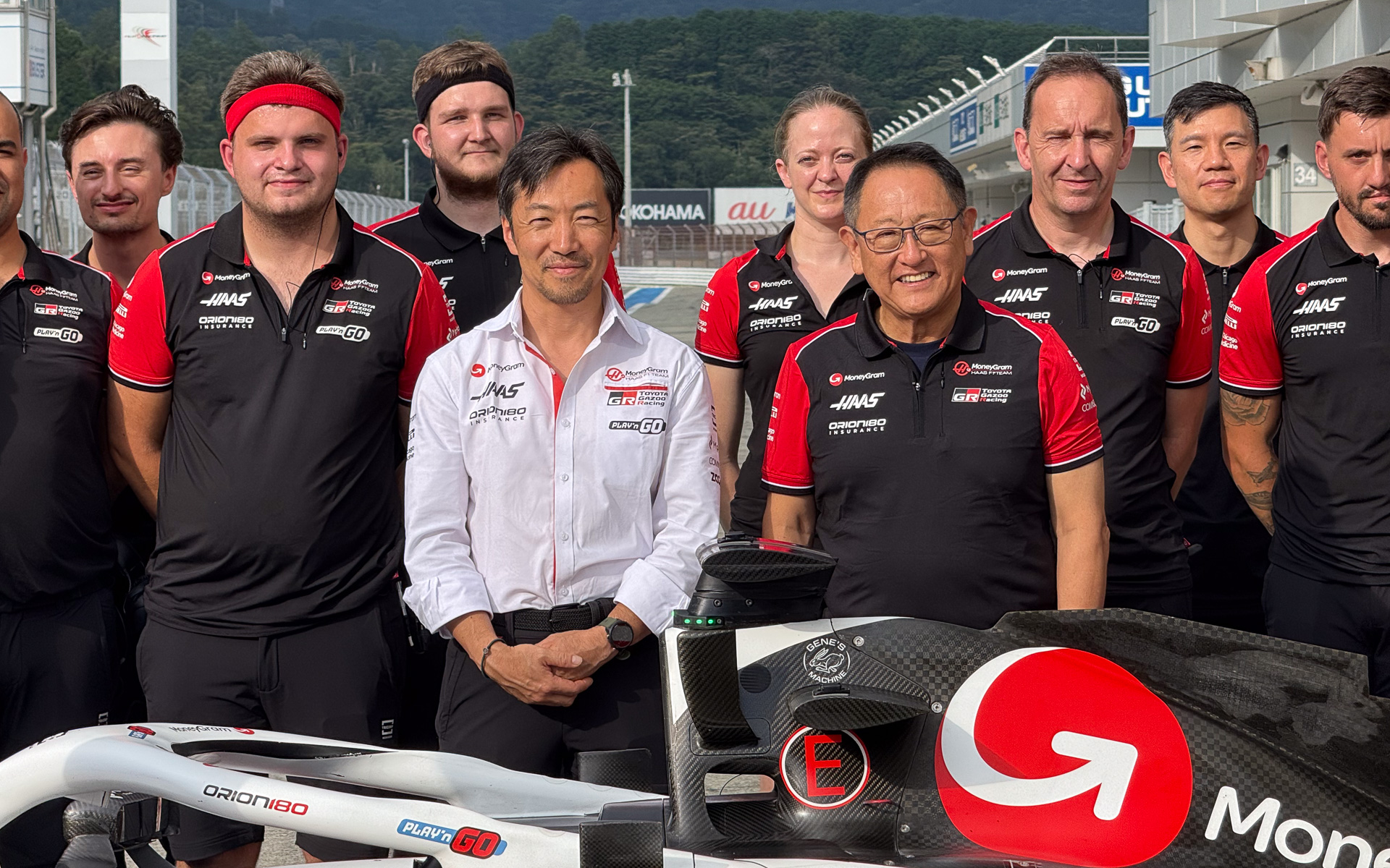 画像］豊田章男会長、ハースF1の富士テストを訪問 小松礼雄チーム代表と会談したほか、坪井翔選手に「この瞬間を楽しめよ」と声かけ / (1/2) -  Car Watch