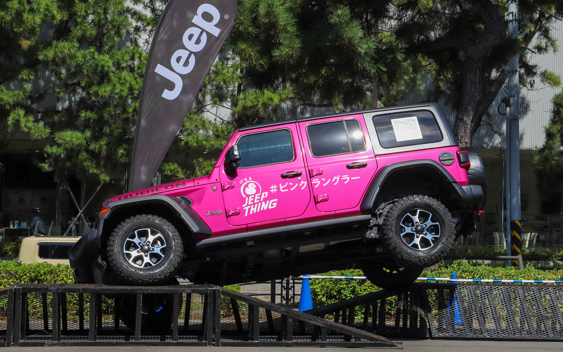 ピンクラングラー」が日本を巡るキャラバン実施中！ ジープ藤沢湘南で