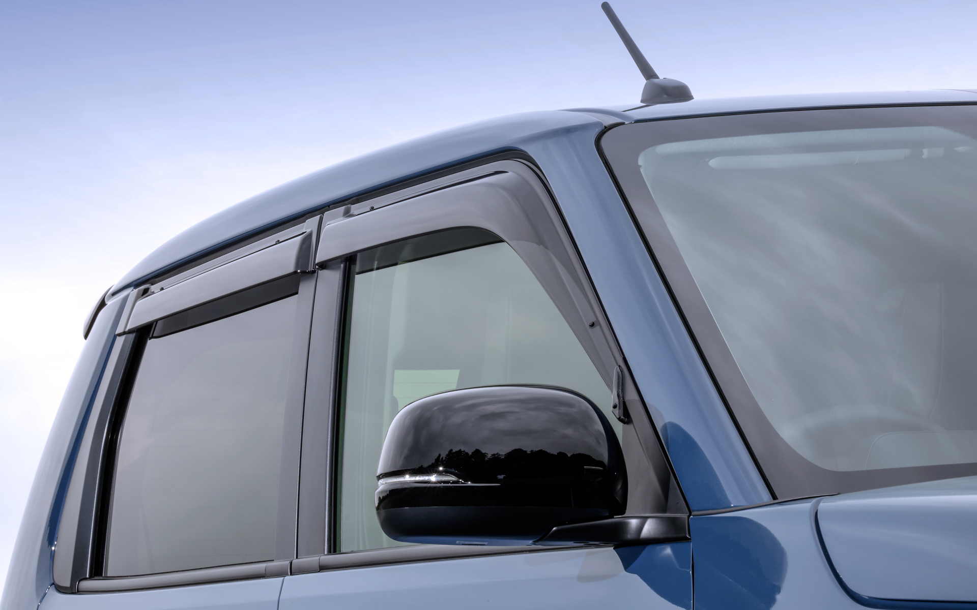 ホンダアクセス、リサイクルアクリル樹脂素材を採用した純正