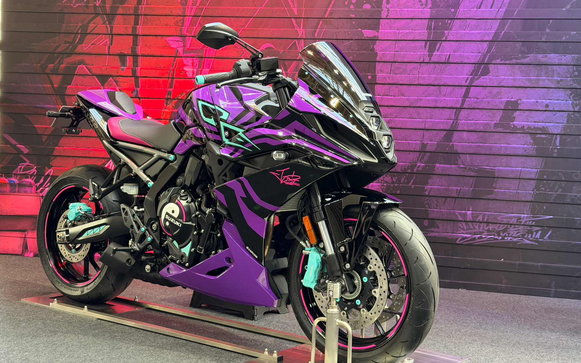 スズキ、「ストリートファイター6」とのコラボバイク「GSX-8R Tuned by