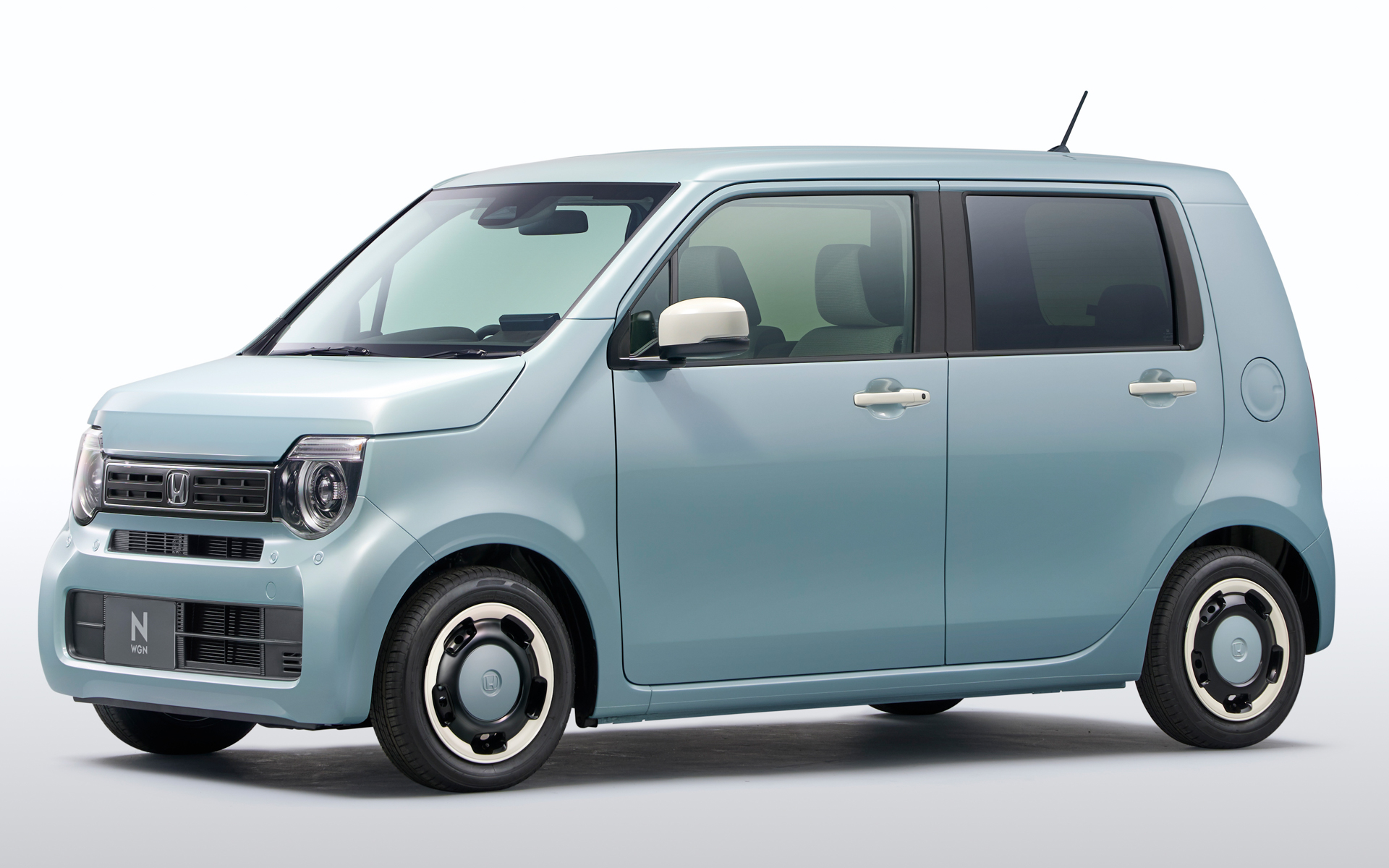 ホンダ、「N-WGN」一部改良 カスタムに特別仕様車「BLACK STYLE」新