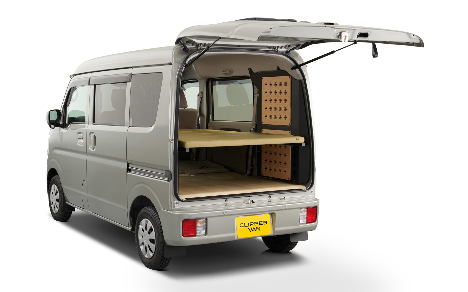 クリッパーバン4WD、業者コーティング済み、車検１年付き、キャンプ、車中泊、仕事車 NMC、車中泊仕様車シリーズに軽自動車「クリッパーバン マルチラック