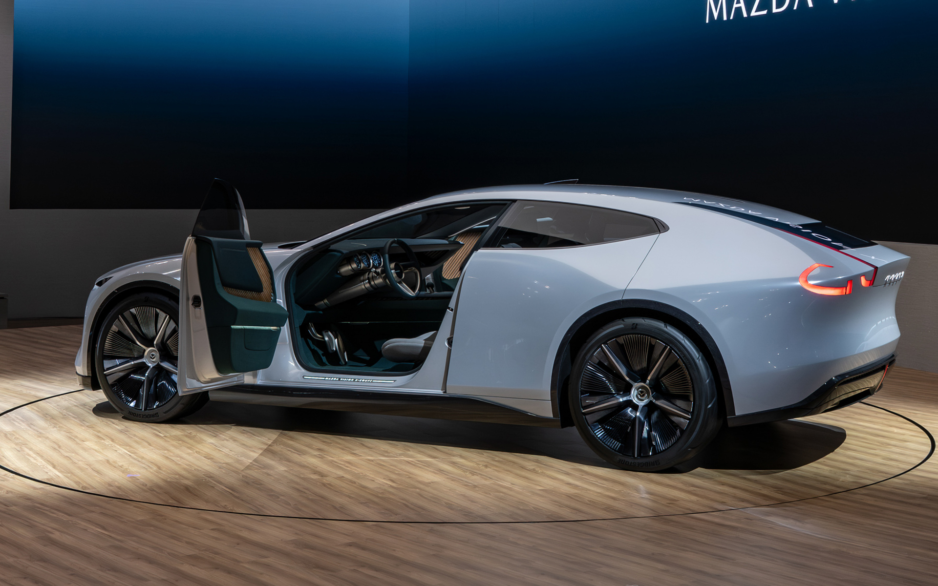 マツダ、最新ビジョンモデル「VISION X-COUPE」 魂動デザインをさらに