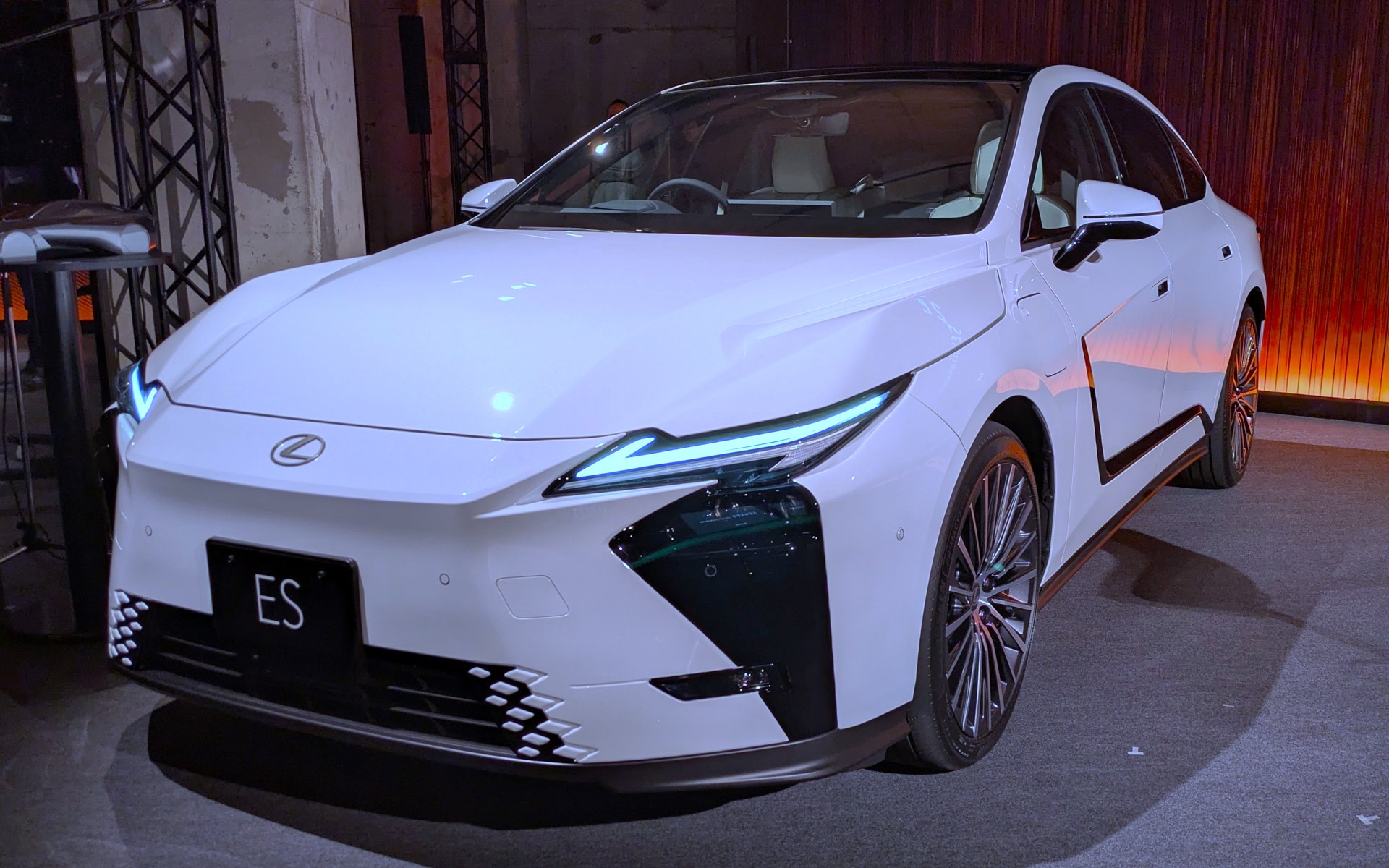 レクサス、「SENSES-五感で感じるLEXUS体験」で新型「ES」「RZ550e“F SPORT”」を日本初公開