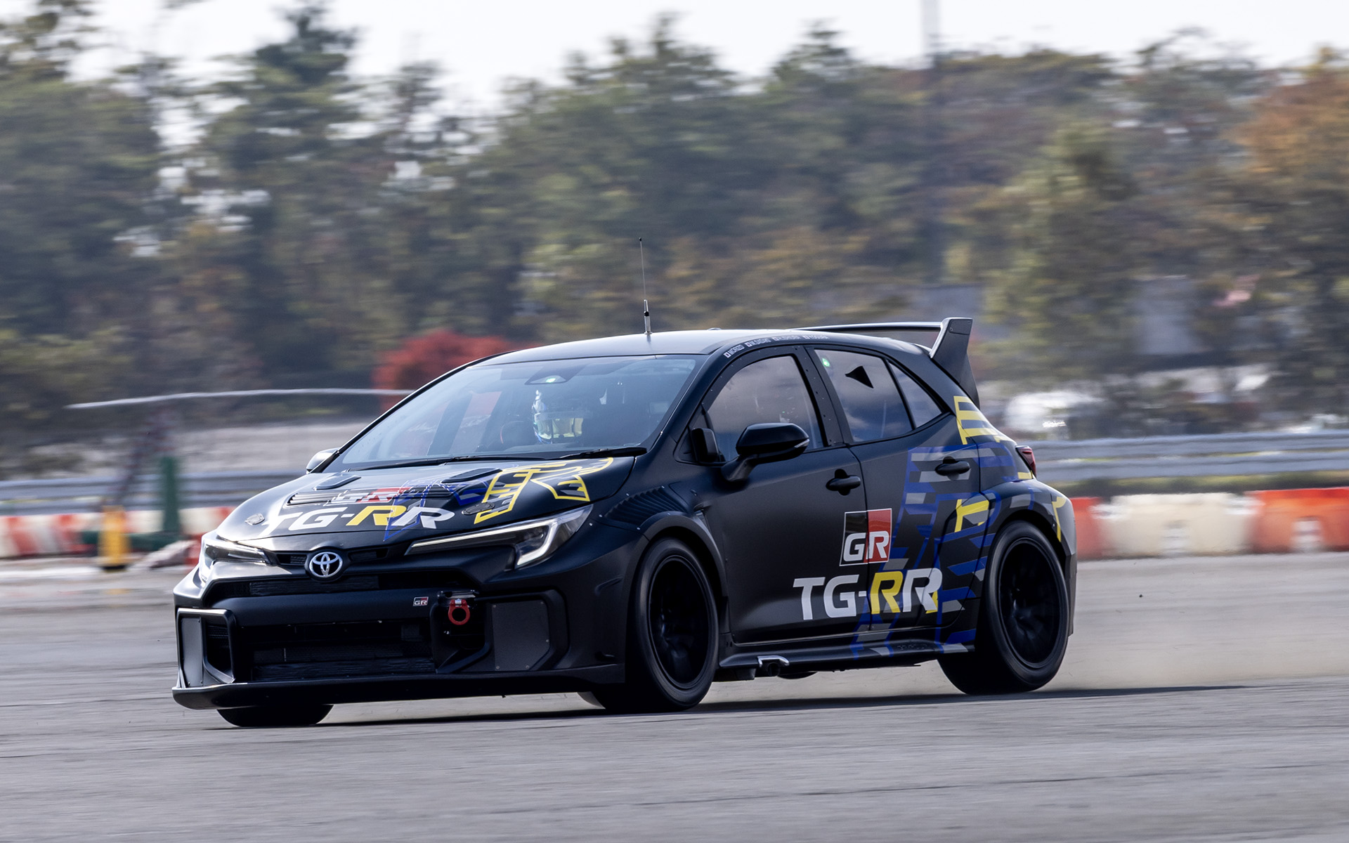 世界初、超電導モーター搭載の液体水素カローラが走行披露 佐々木雅弘選手がデモラン