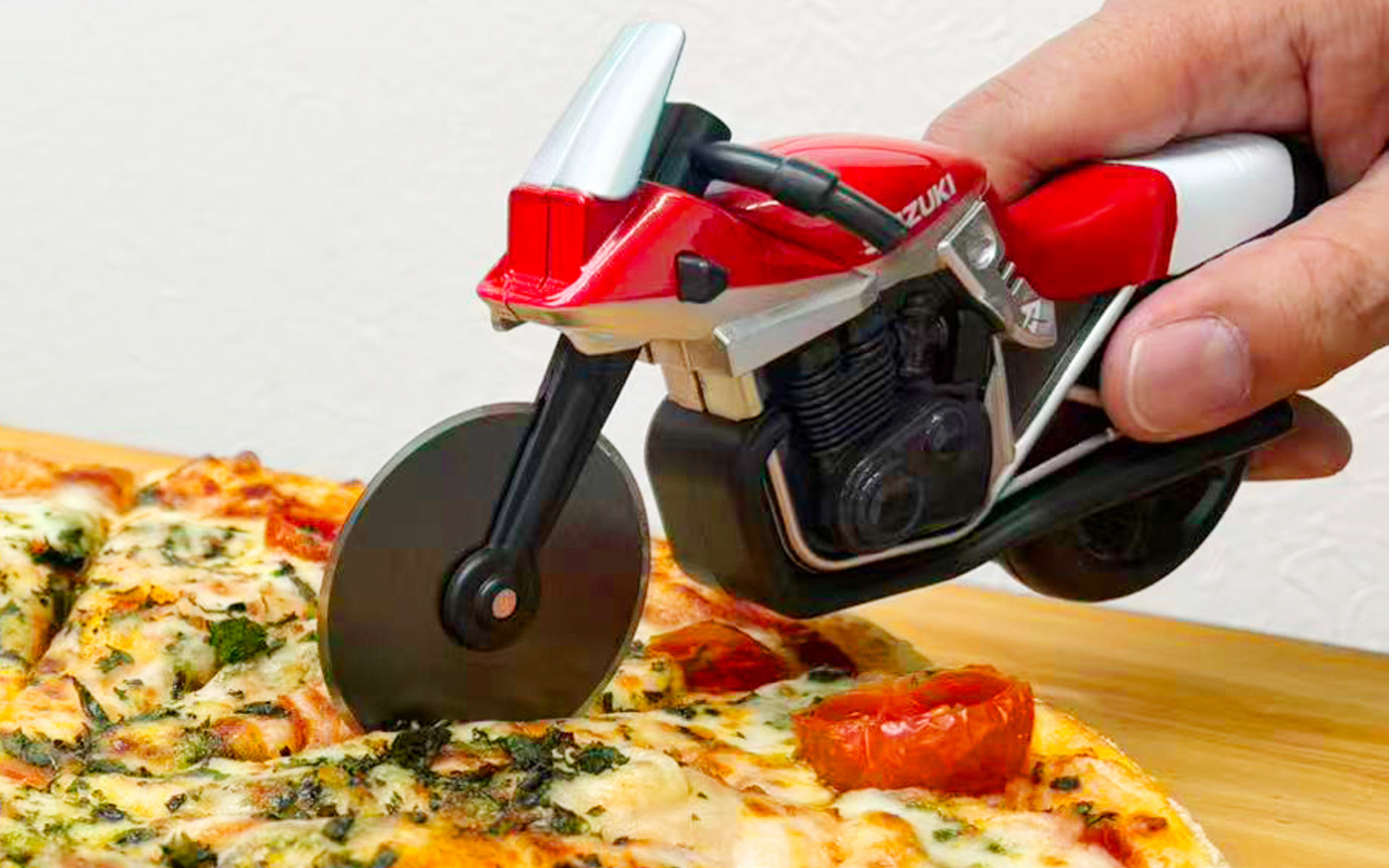 Katta Singhさん専用 スズキのバイク「KATANA」をモチーフにしたキッチンアイテム「ピザ