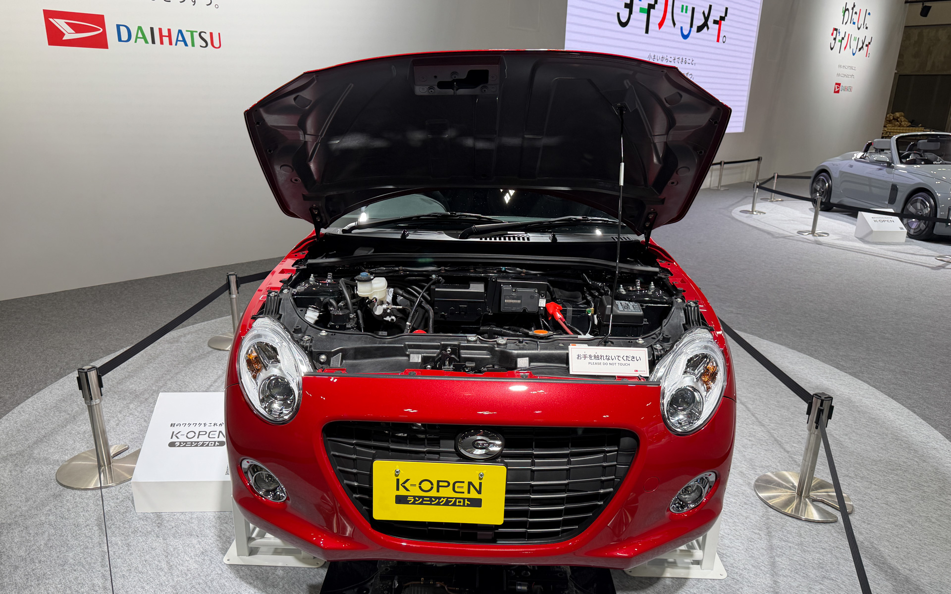 K-OPENランニングプロト」のスラントエンジンがよく確認できるダイハツ