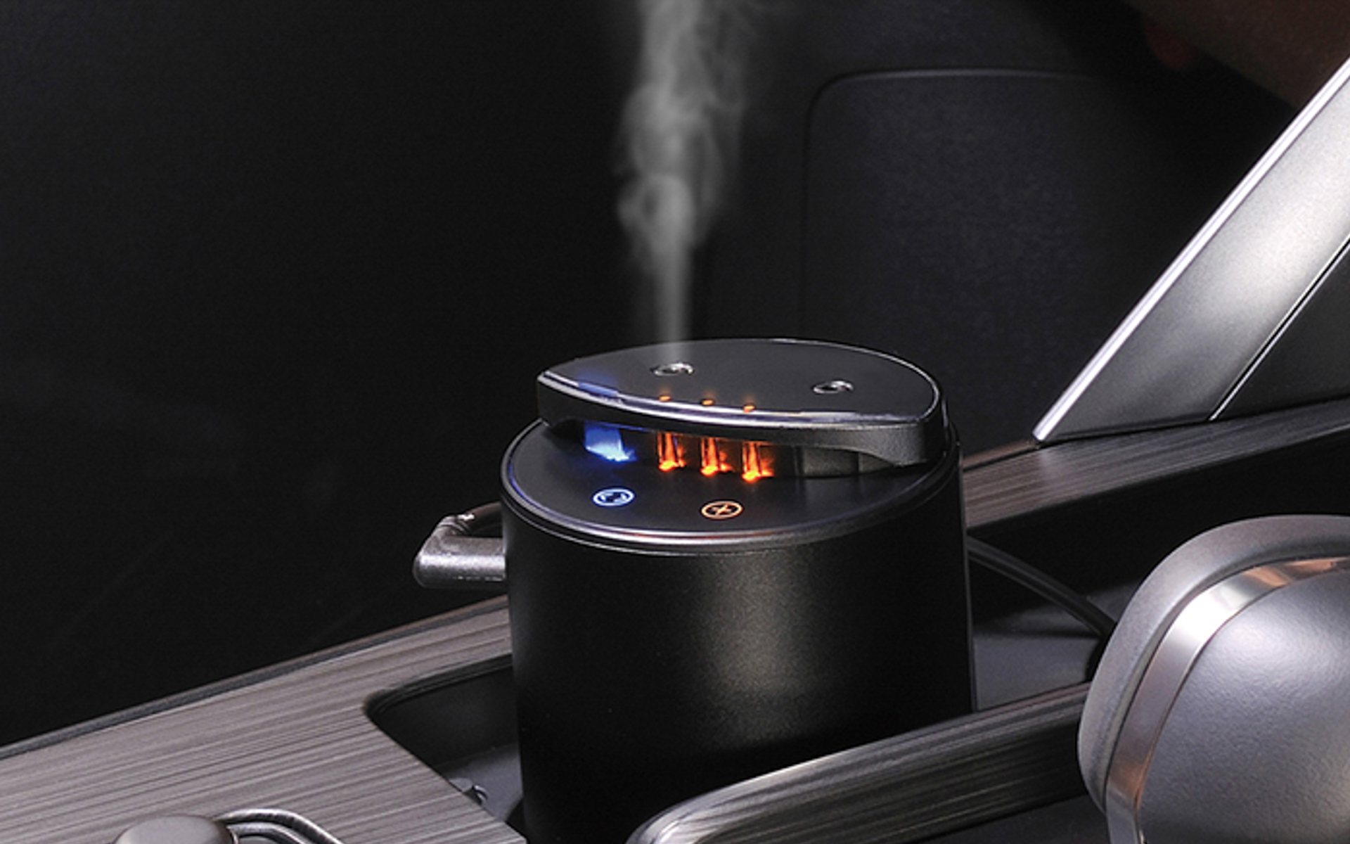 カーメイト、車内で2つの香りを楽しめる新モデル「噴霧式フレグランス