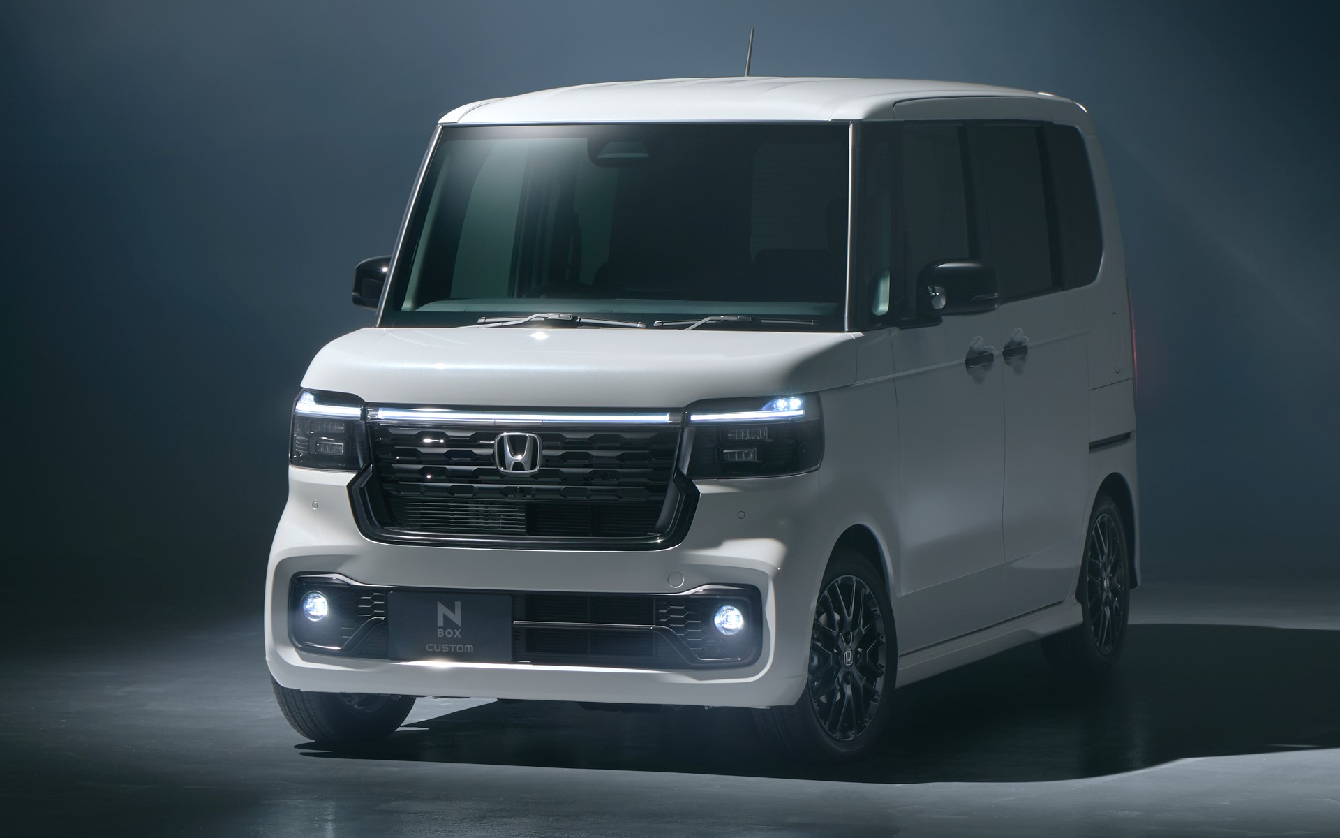 HONDA n-boxカスタム特別仕様車ブラックスタイル純正アルミ N-BOX CUSTOM」に特別仕様車「BLACK STYLE」を設定し発売 | Honda 企業