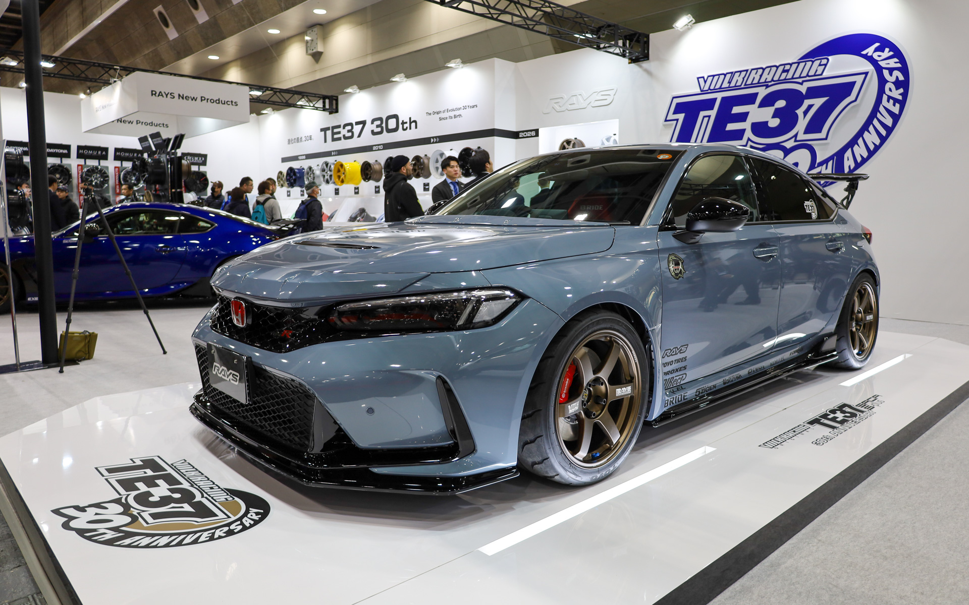 レイズ、鍛造アルミホイール「TE37」誕生30周年を記念したブースを大阪