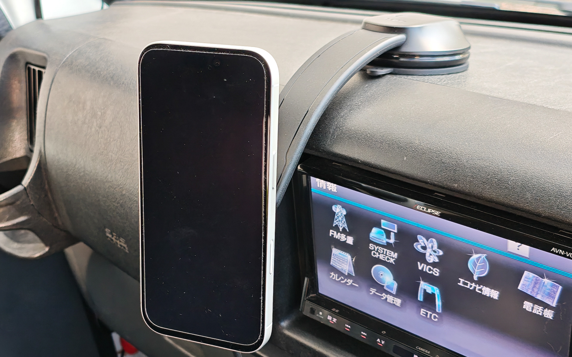 Mini-Review: Belkin's Magnetic Wireless Car Charger for iPhones – Simply Attach and Charge!