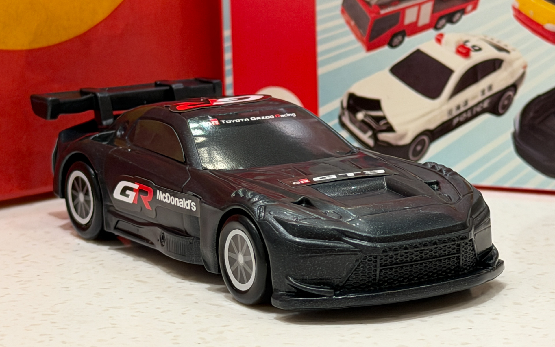 新型レーシングカー「GR GT3」のトミカも登場するマクドナルドの