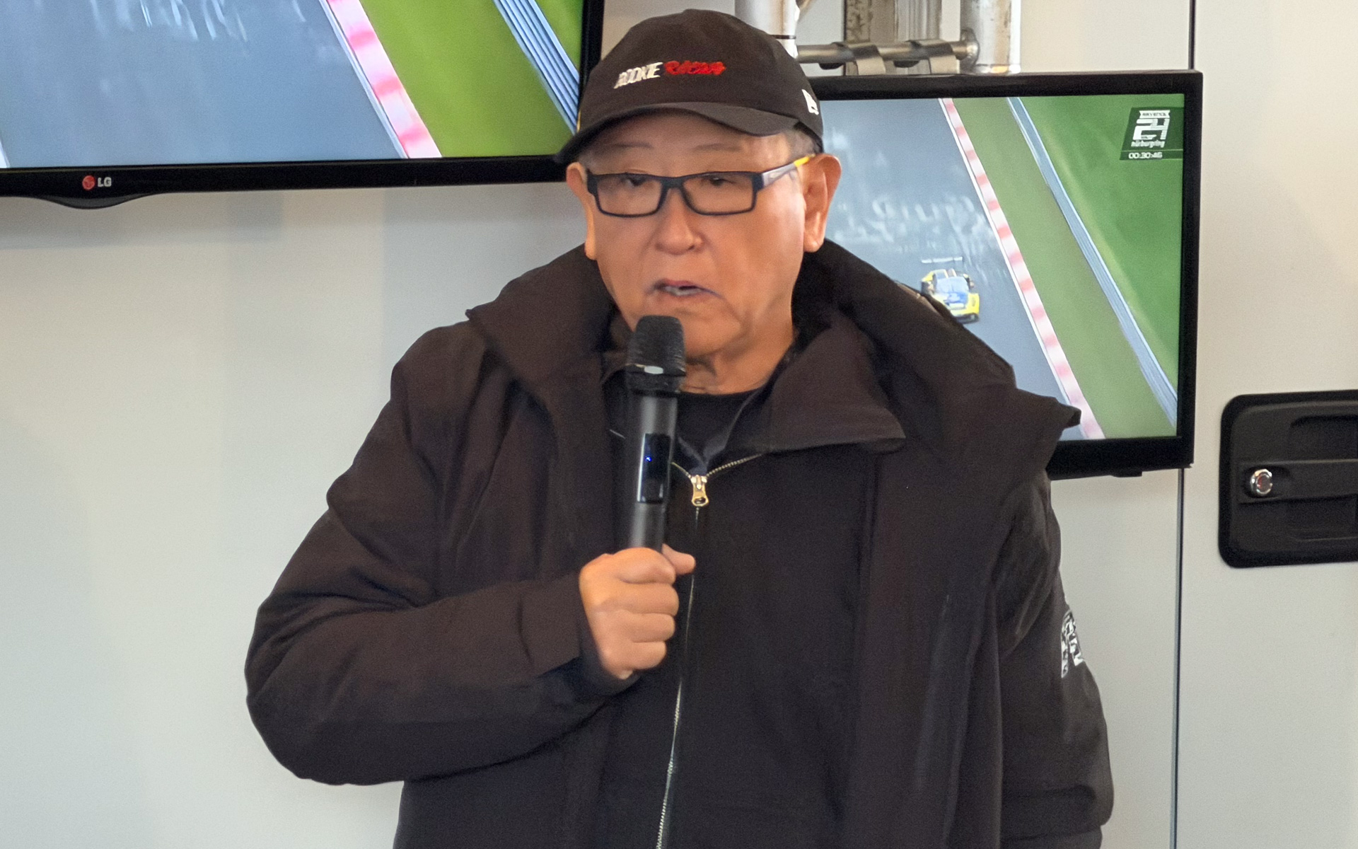 モリゾウ選手こと豊田章男会長、ニュル24時間決勝前にあいさつ - Car Watch