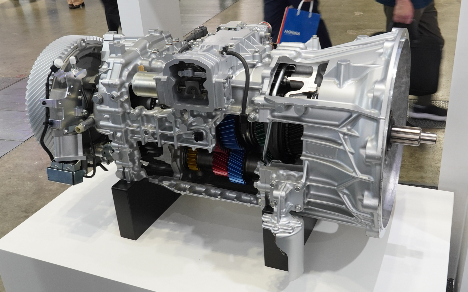 Hino Motors Unveils New 12-Speed Transmission "M112" Cut Model at Automotive Engineering Exposition 2024